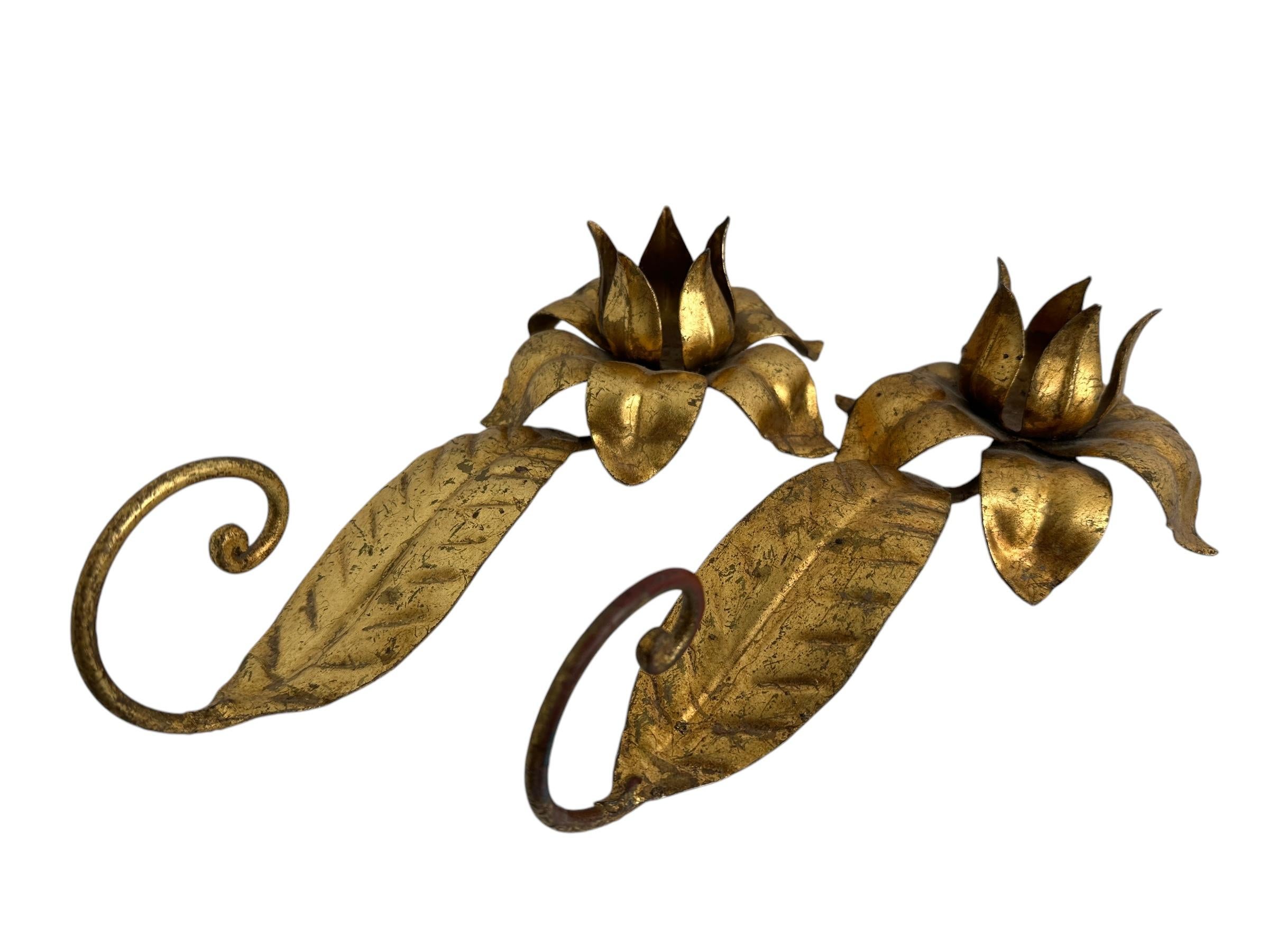 Metà XX secolo Coppia di ganci per cappotti in metallo dorato Florentine, anni '50 in vendita