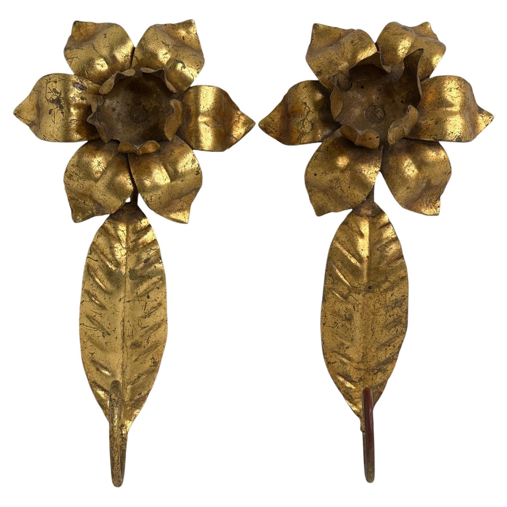 Paire de patères italiennes en métal doré Florentine à fleurs pour crochets de manteau, années 1950