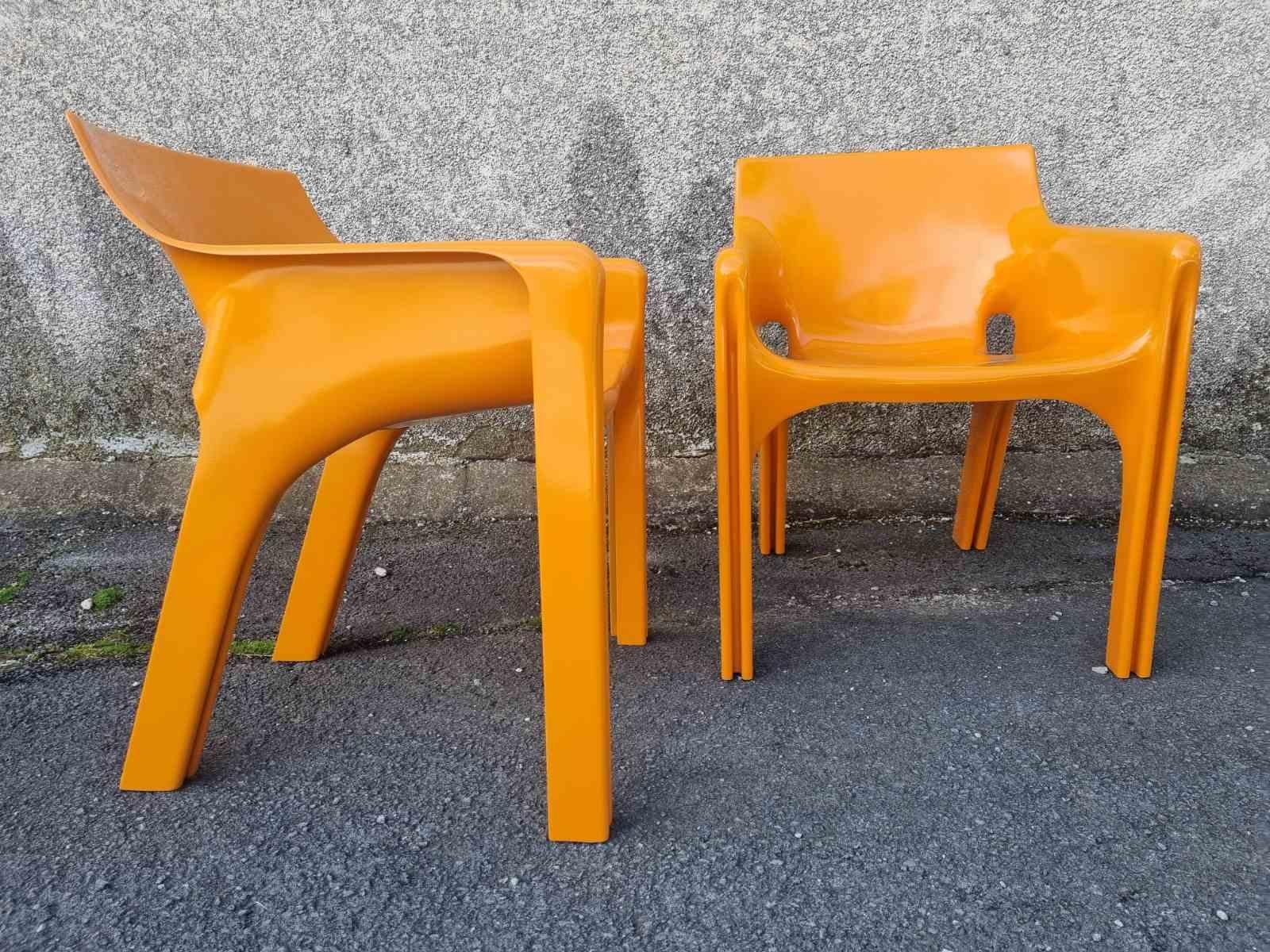 Ère spatiale Paire de chaises Gaudi italiennes conçues par Vico Magistretti pour Artemide, Italie, années 70 en vente