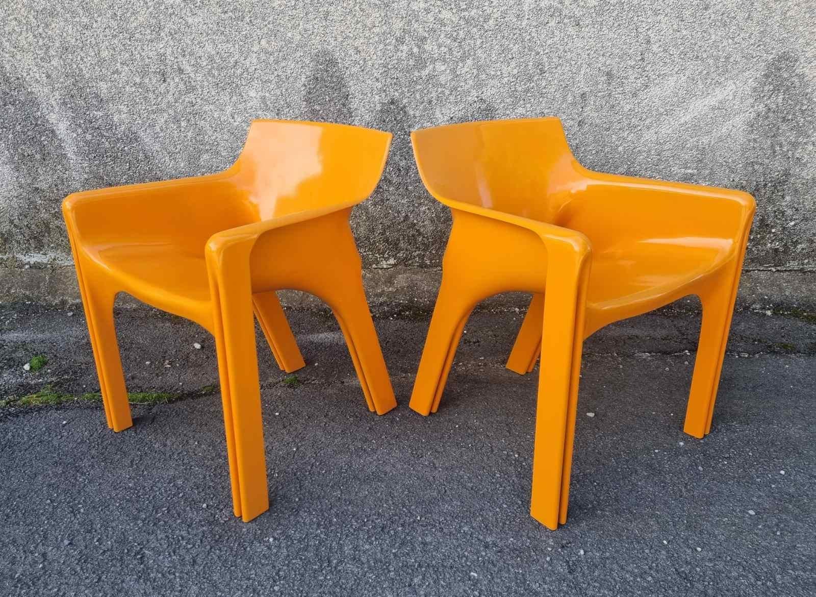 Fibre de verre Paire de chaises Gaudi italiennes conçues par Vico Magistretti pour Artemide, Italie, années 70 en vente