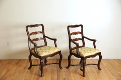 Coppia di poltrone in legno di noce di epoca rococò, genovese, metà del XVIII secolo