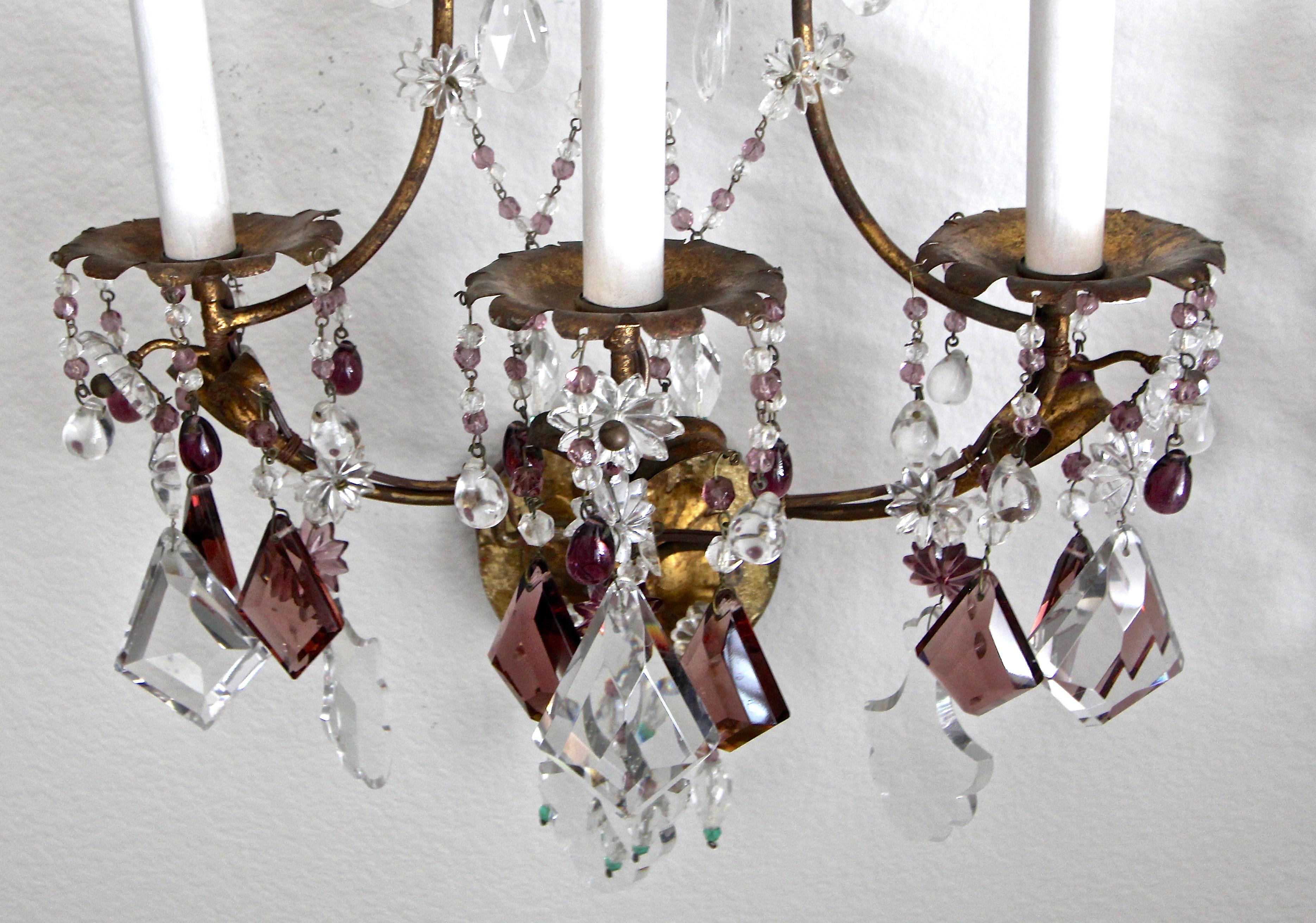 Paar italienische vergoldete Metall-Kristall-Perlen-Amethyst-Wandleuchter (Mitte des 20. Jahrhunderts) im Angebot