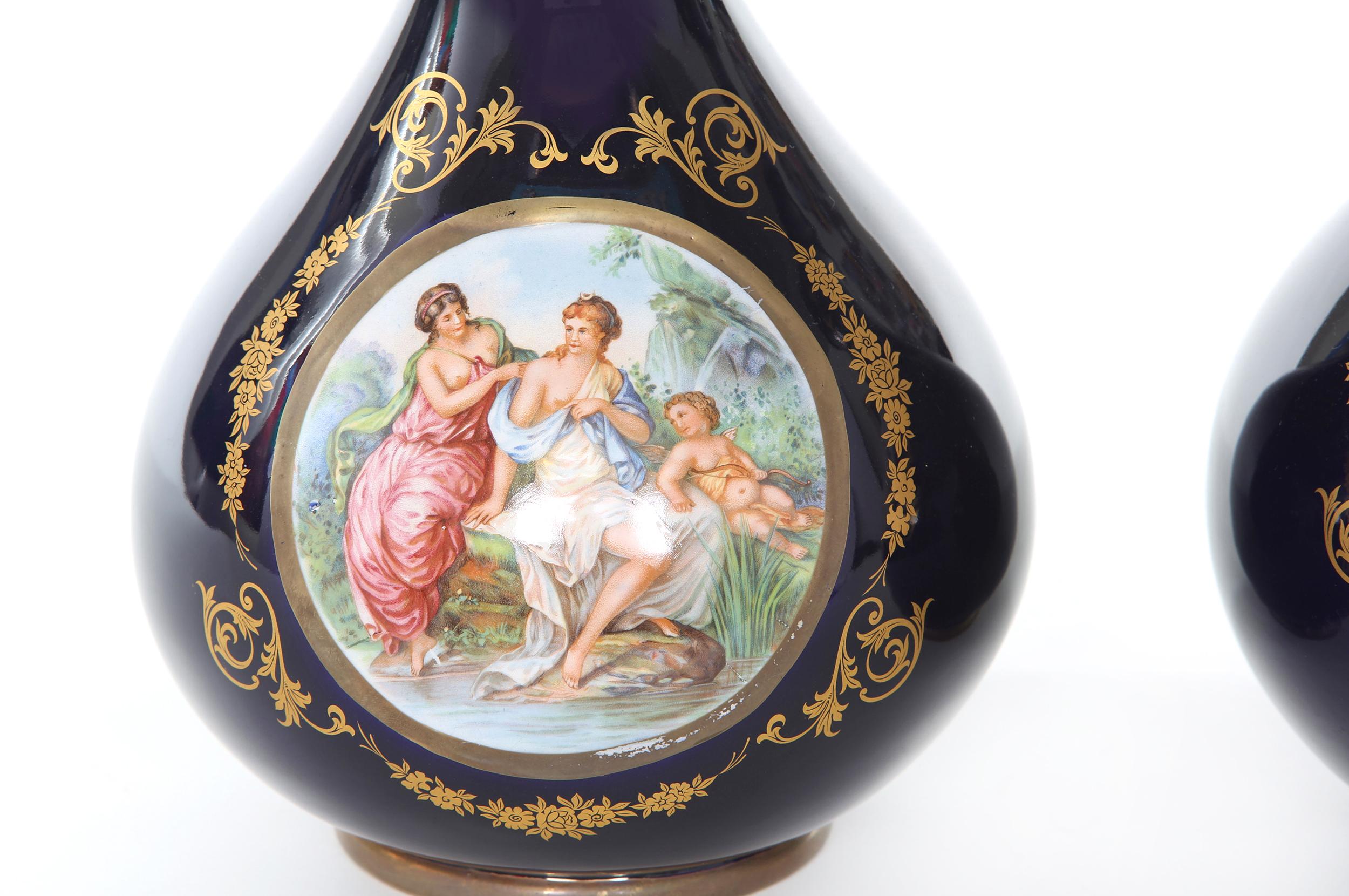 Milieu du XXe siècle Paire de vases décoratifs italiens en porcelaine dorée