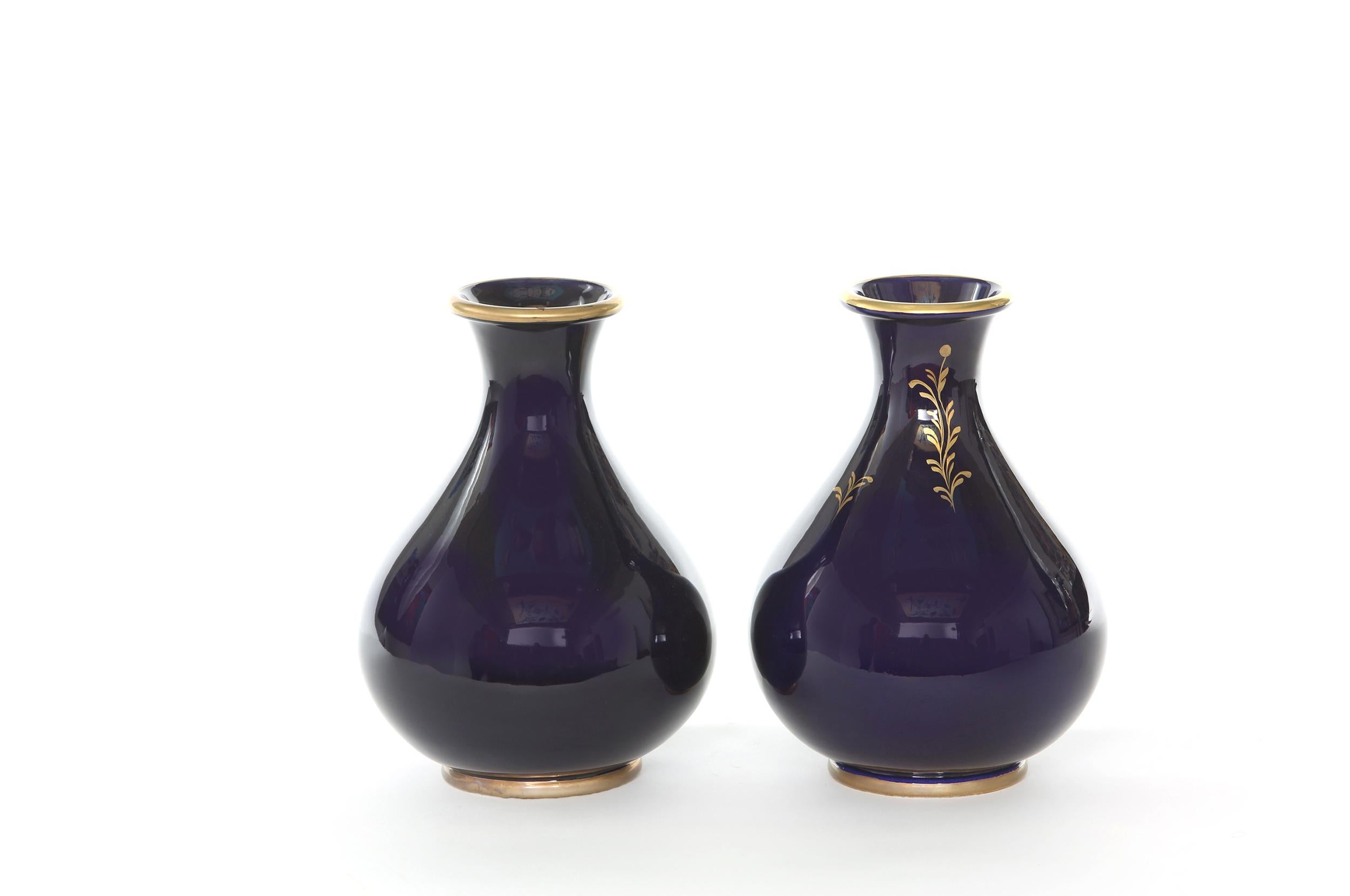 Or Paire de vases décoratifs italiens en porcelaine dorée