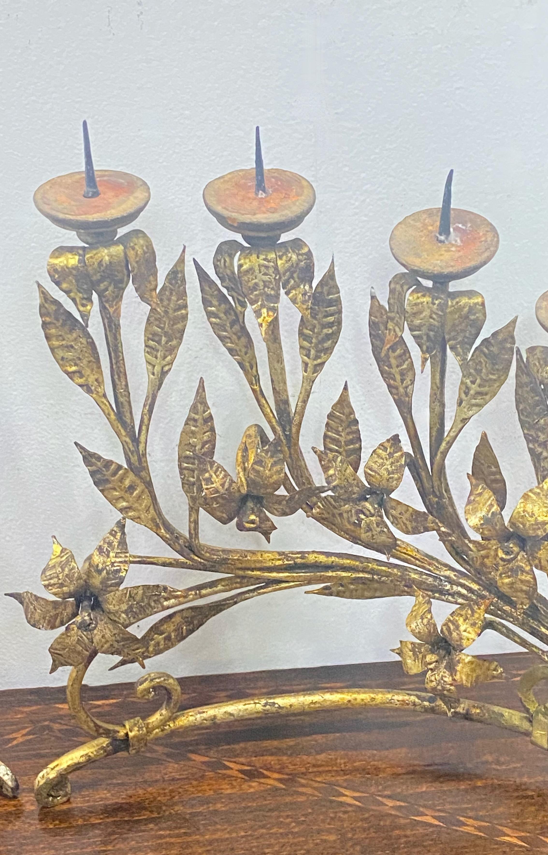 Paar italienische Kerzenständer aus vergoldetem Schmiedeeisen, 19. Jahrhundert (Italienisch) im Angebot