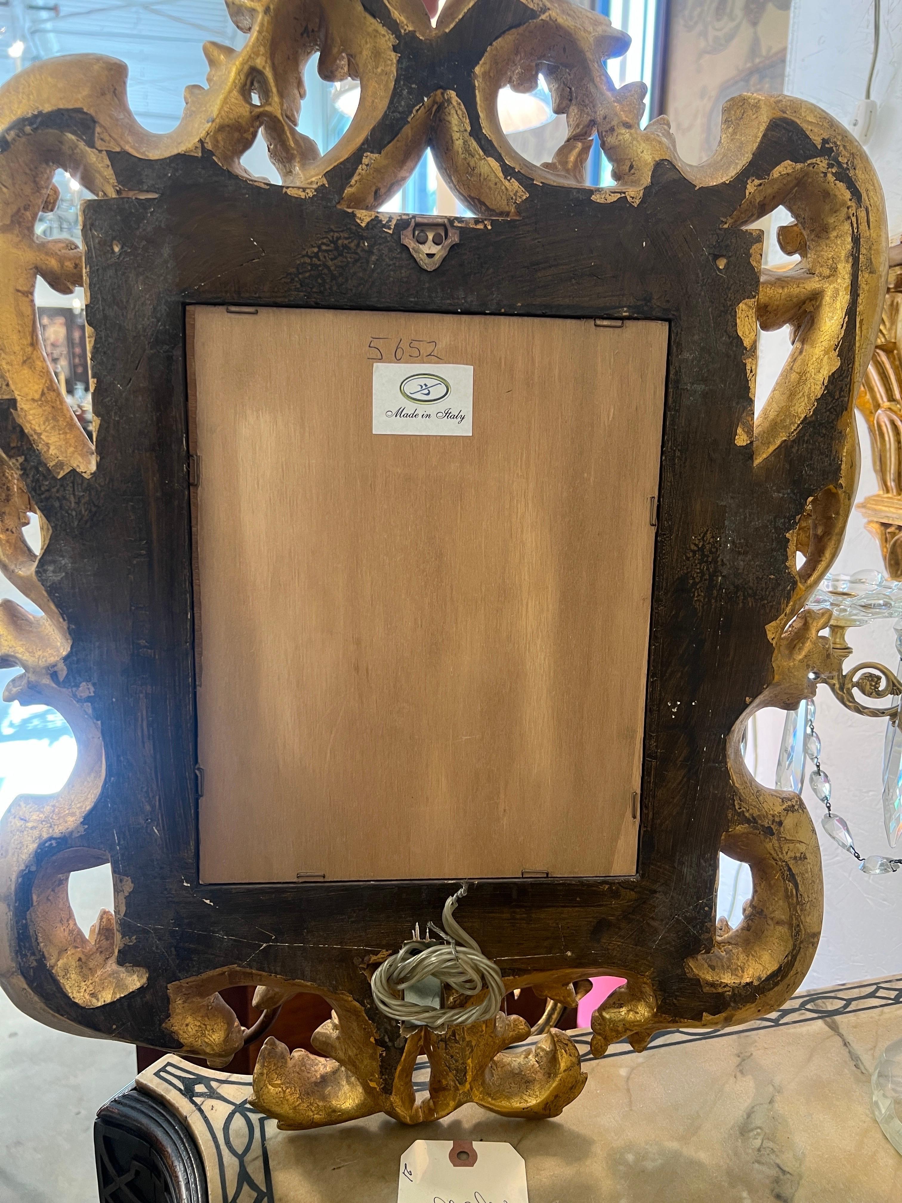 Paire de miroirs d'applique à 3 lumières en bois doré et en tôle d'Italie en vente 4