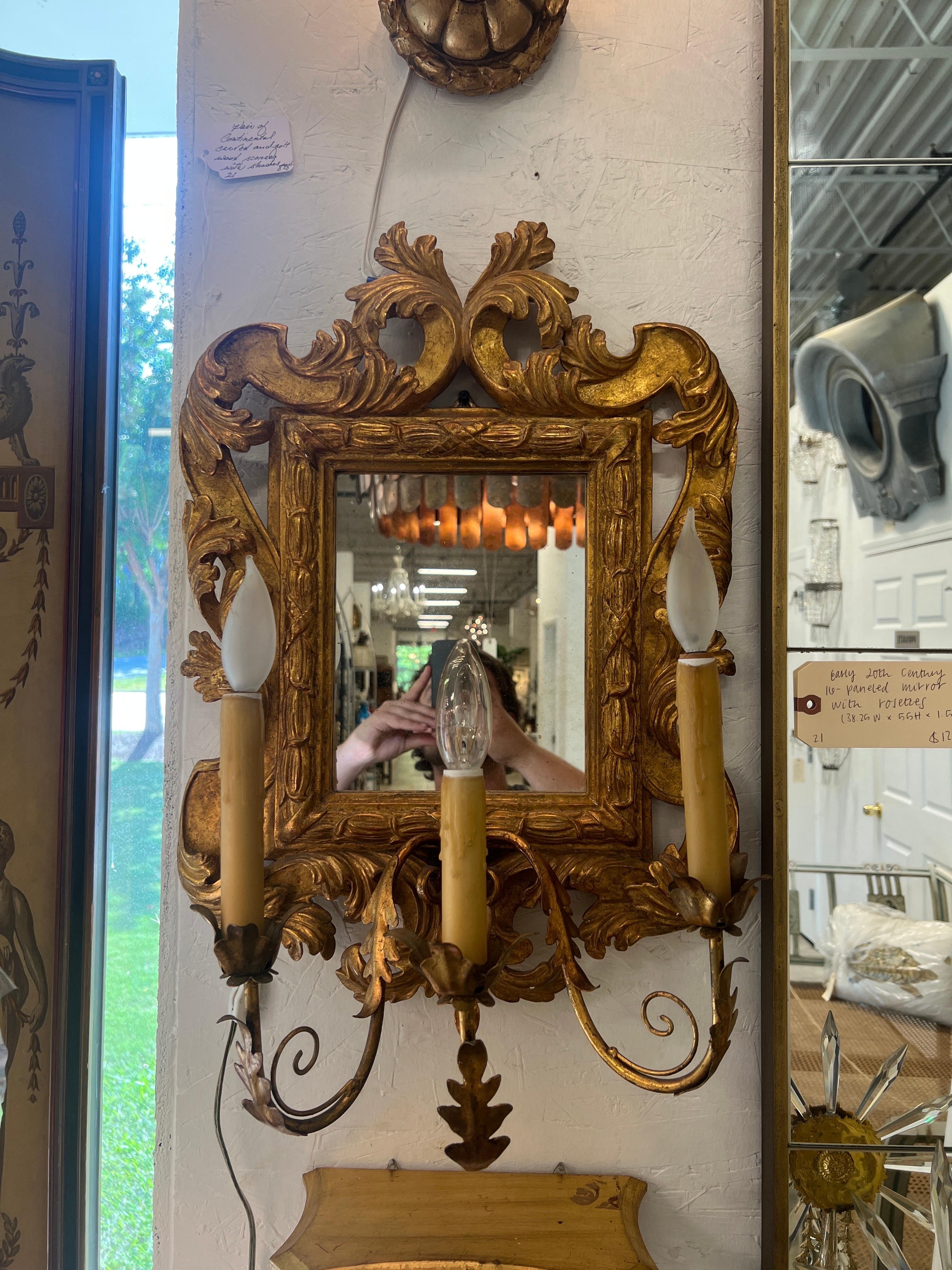 Paire de miroirs d'applique à 3 lumières en bois doré et en tôle d'Italie en vente 5