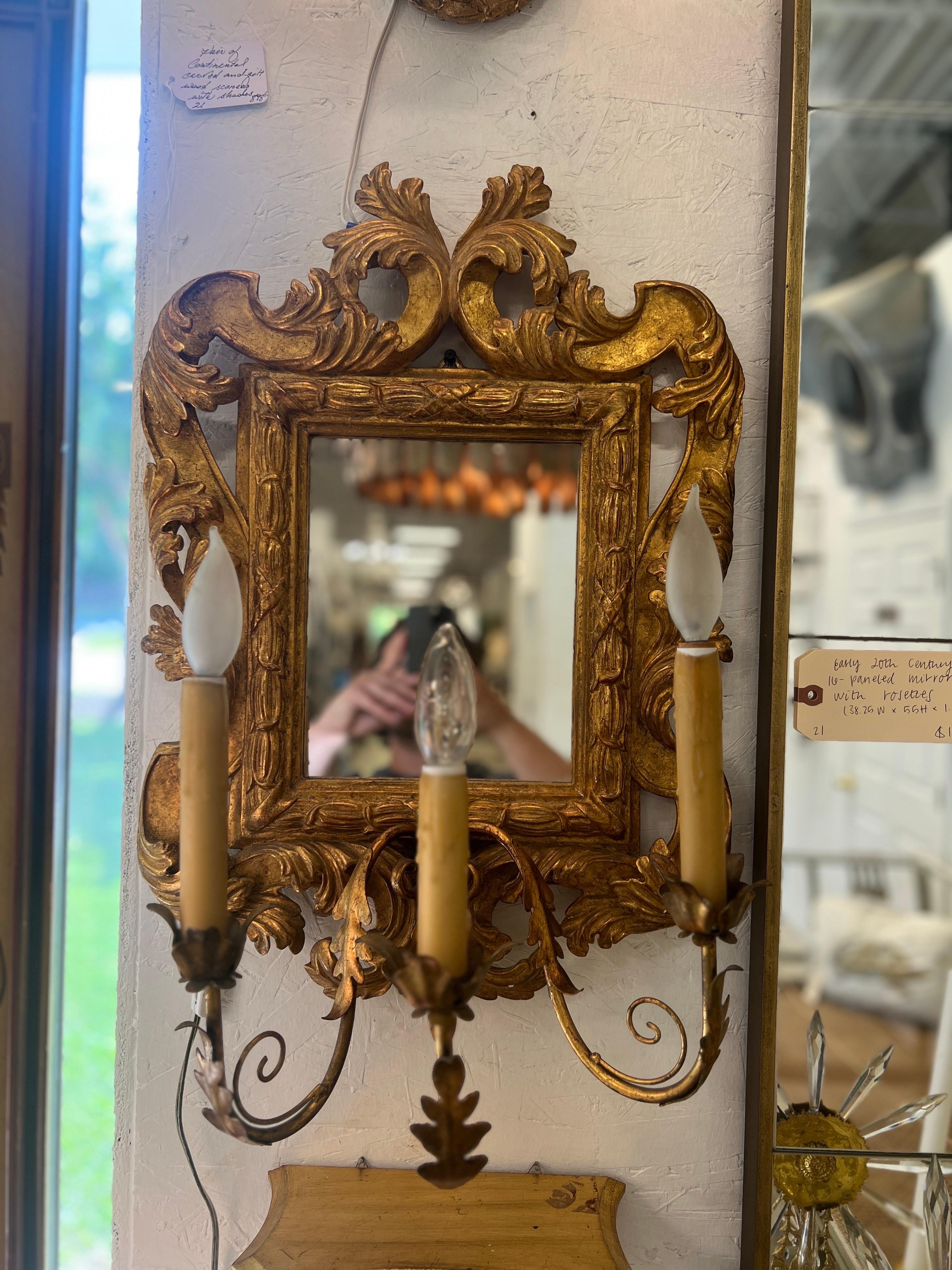 Rococo Paire de miroirs d'applique à 3 lumières en bois doré et en tôle d'Italie en vente