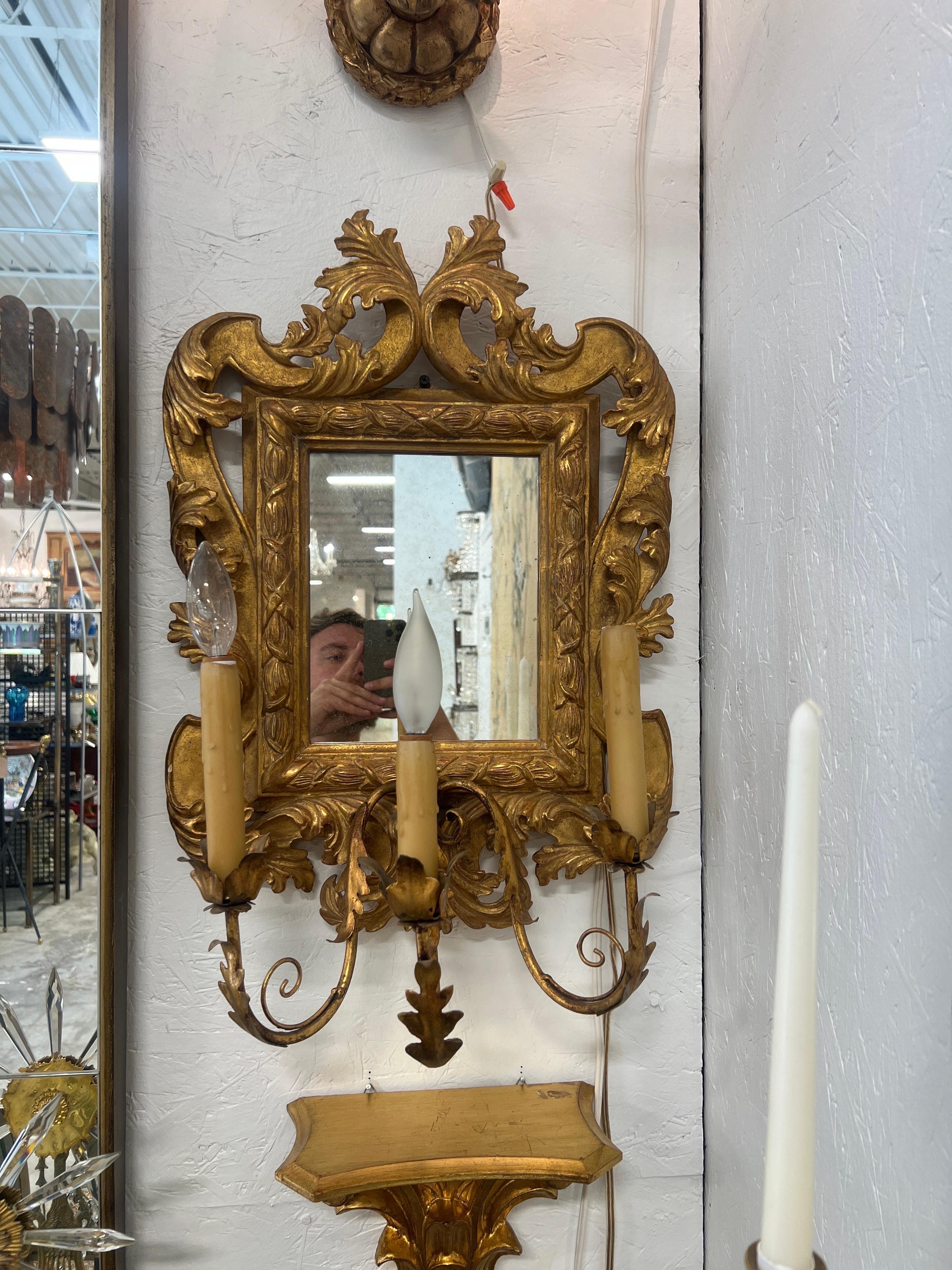 italien Paire de miroirs d'applique à 3 lumières en bois doré et en tôle d'Italie en vente
