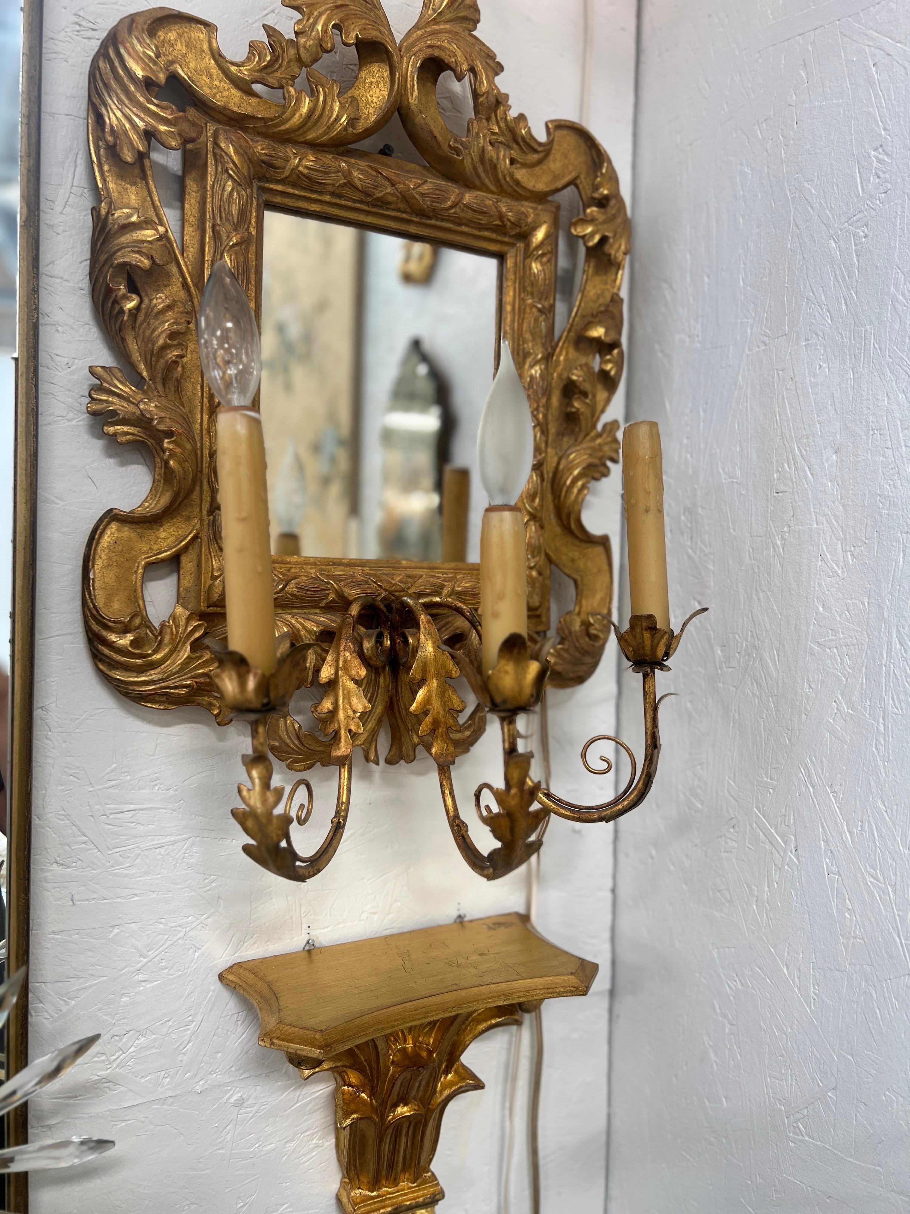 Paire de miroirs d'applique à 3 lumières en bois doré et en tôle d'Italie Bon état - En vente à Atlanta, GA