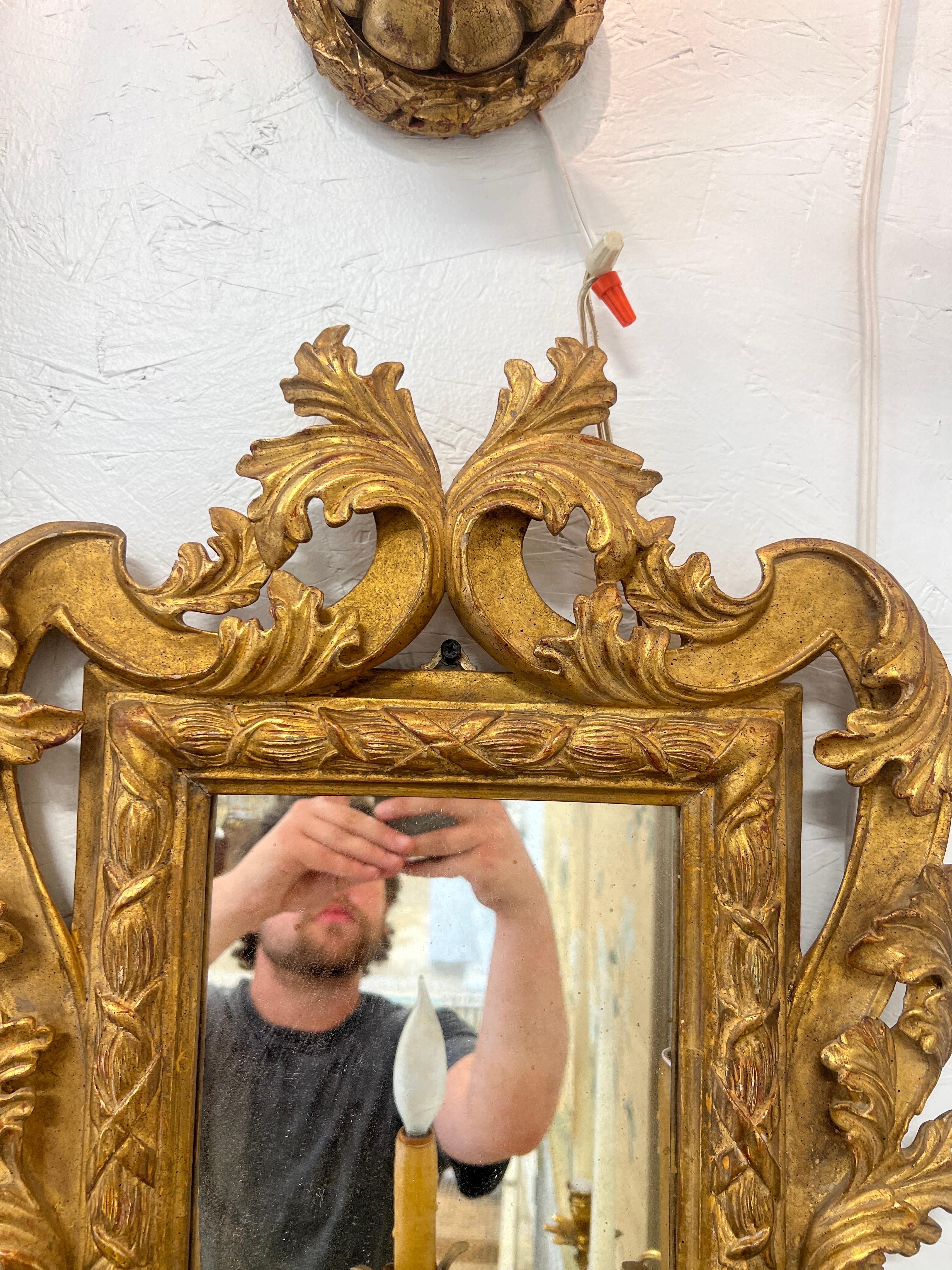 20ième siècle Paire de miroirs d'applique à 3 lumières en bois doré et en tôle d'Italie en vente