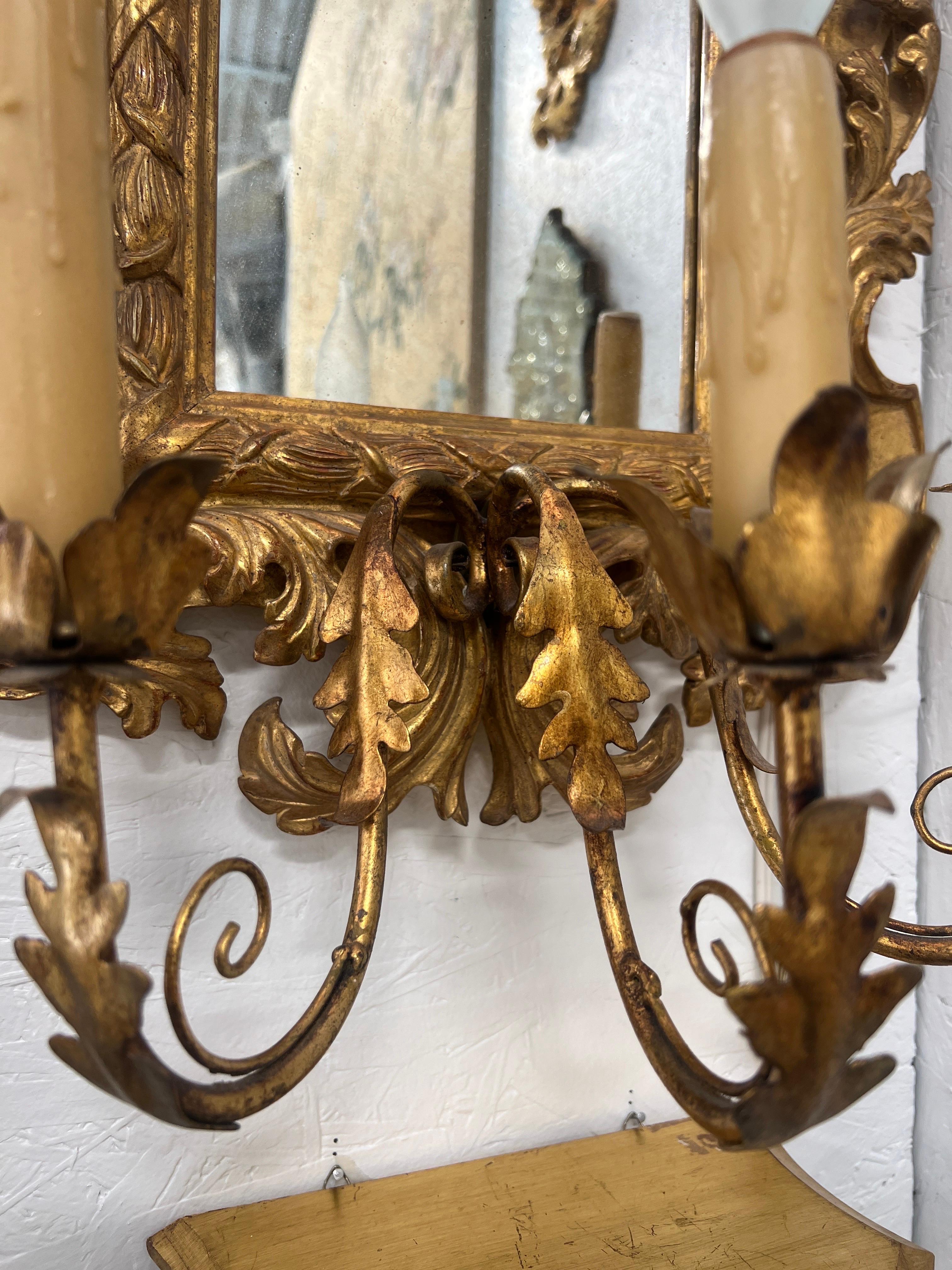 Paire de miroirs d'applique à 3 lumières en bois doré et en tôle d'Italie en vente 1