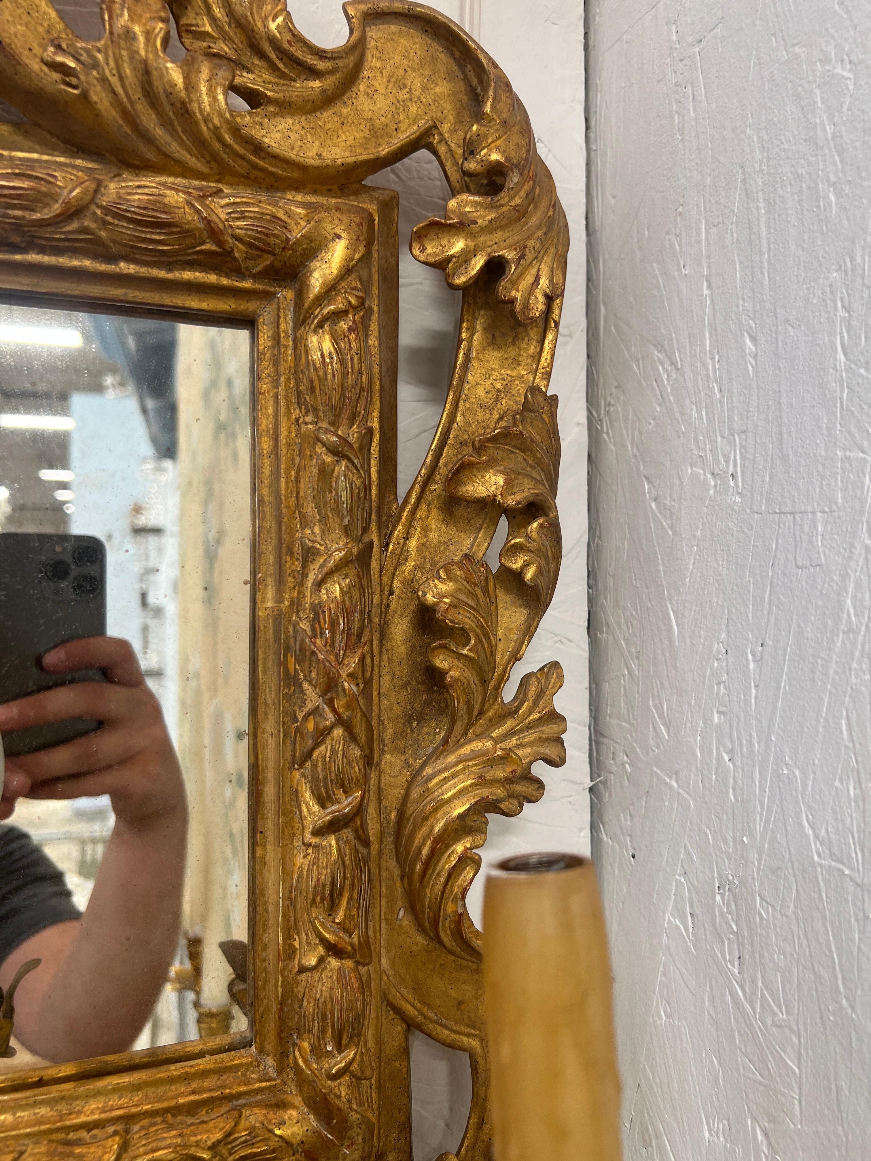Paire de miroirs d'applique à 3 lumières en bois doré et en tôle d'Italie en vente 2
