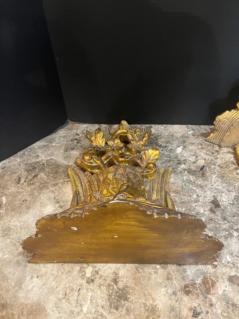 Pareja de estanterías de pared de madera italiana de giltwood en forma de águila en venta 2