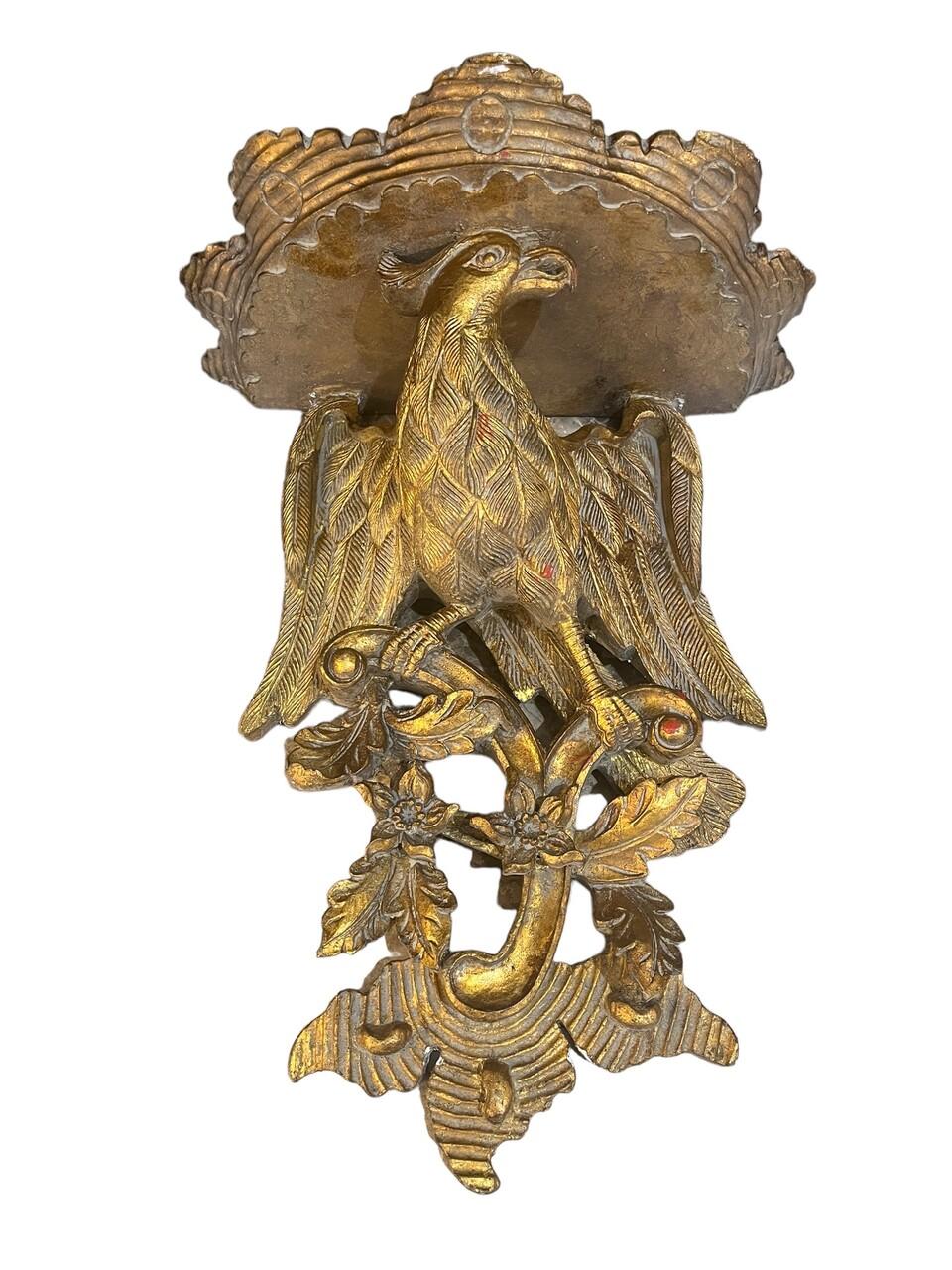 Eleva tu decoración con un impresionante par de apliques o estantes de águila italiana tallada en madera dorada. Meticulosamente elaboradas, estas majestuosas águilas muestran intrincados detalles y artesanía. El acabado en madera dorada añade un