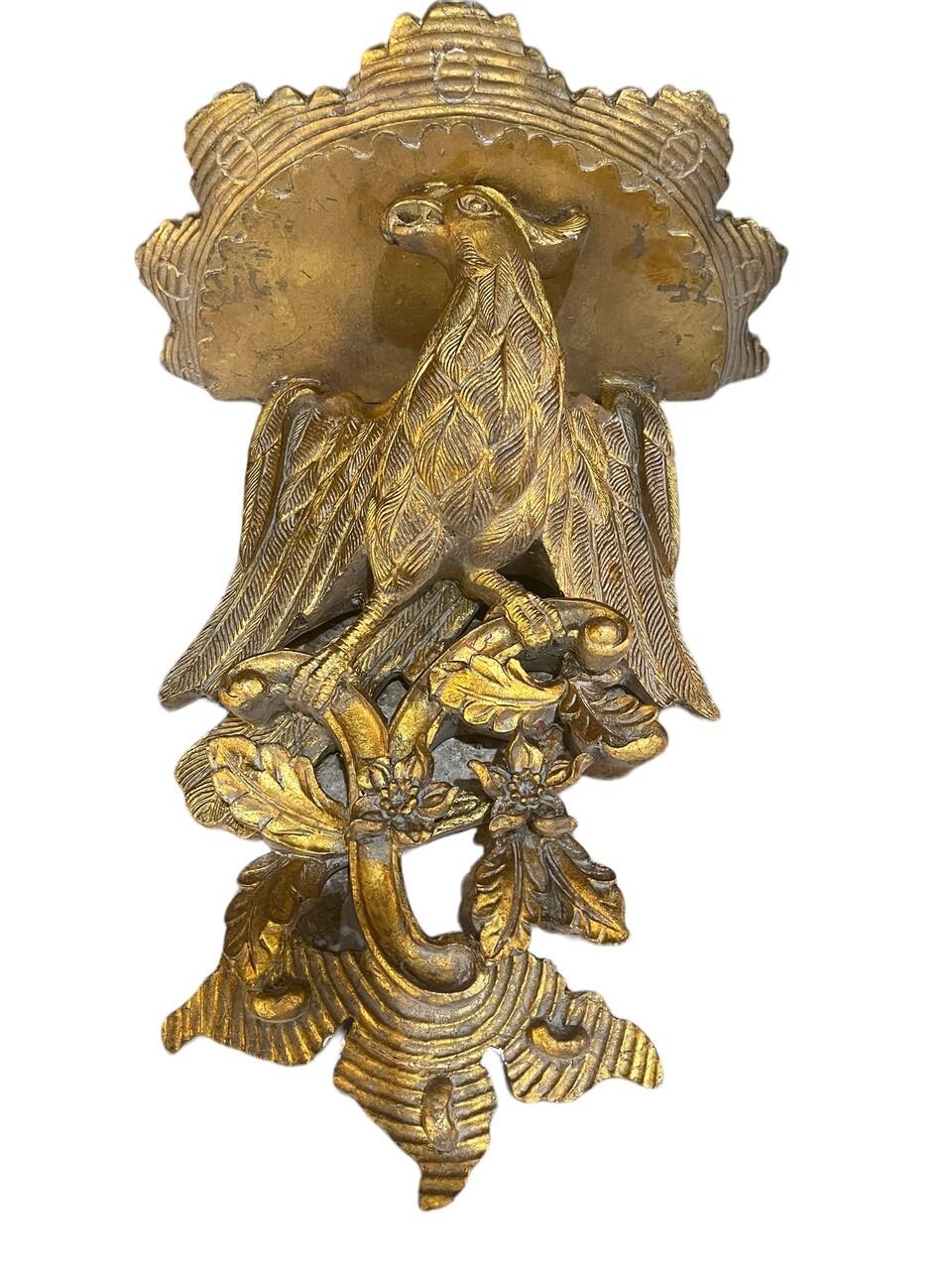 Pareja de estanterías de pared de madera italiana de giltwood en forma de águila clásico estadounidense en venta