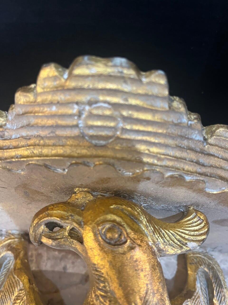 Pareja de estanterías de pared de madera italiana de giltwood en forma de águila Italiano en venta
