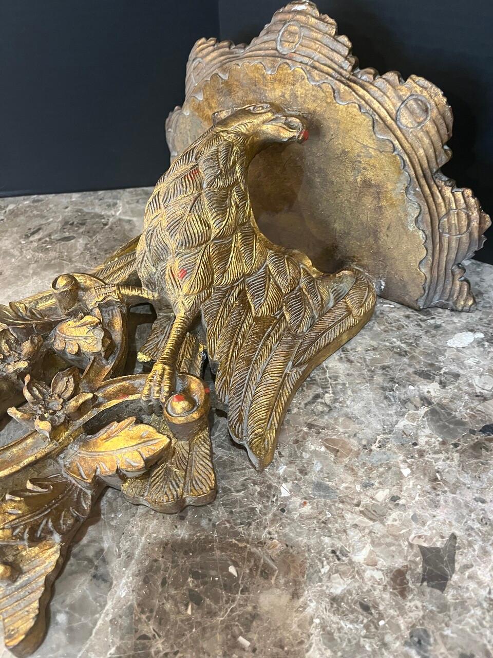 Pareja de estanterías de pared de madera italiana de giltwood en forma de águila siglo XX en venta