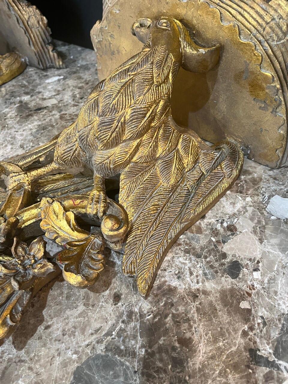 Pareja de estanterías de pared de madera italiana de giltwood en forma de águila Madera en venta
