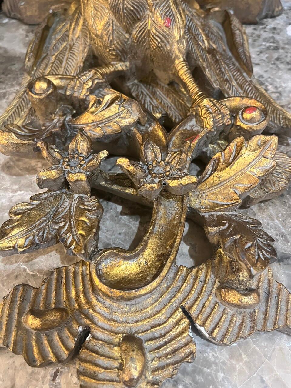 Pareja de estanterías de pared de madera italiana de giltwood en forma de águila en venta 1