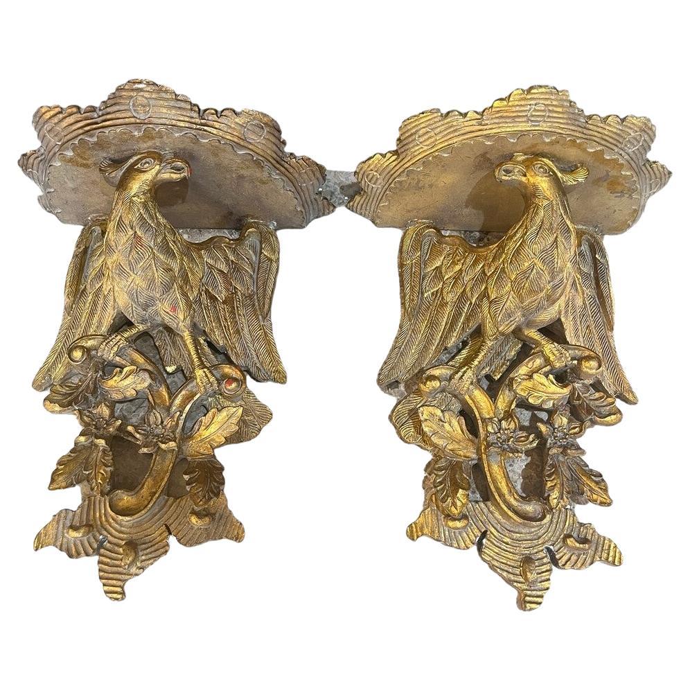Pareja de estanterías de pared de madera italiana de giltwood en forma de águila