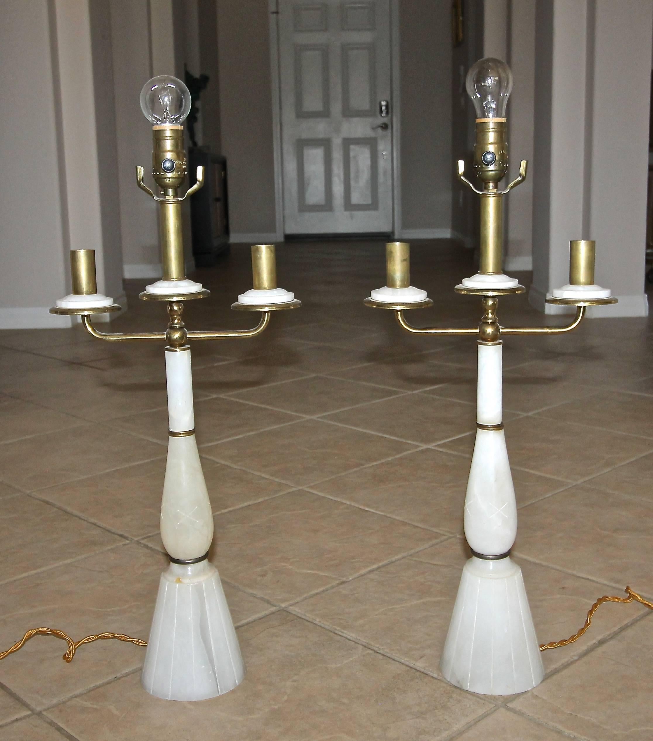 Paire de lampes italiennes de style Gio Ponti en laiton et albâtre Bon état - En vente à Palm Springs, CA