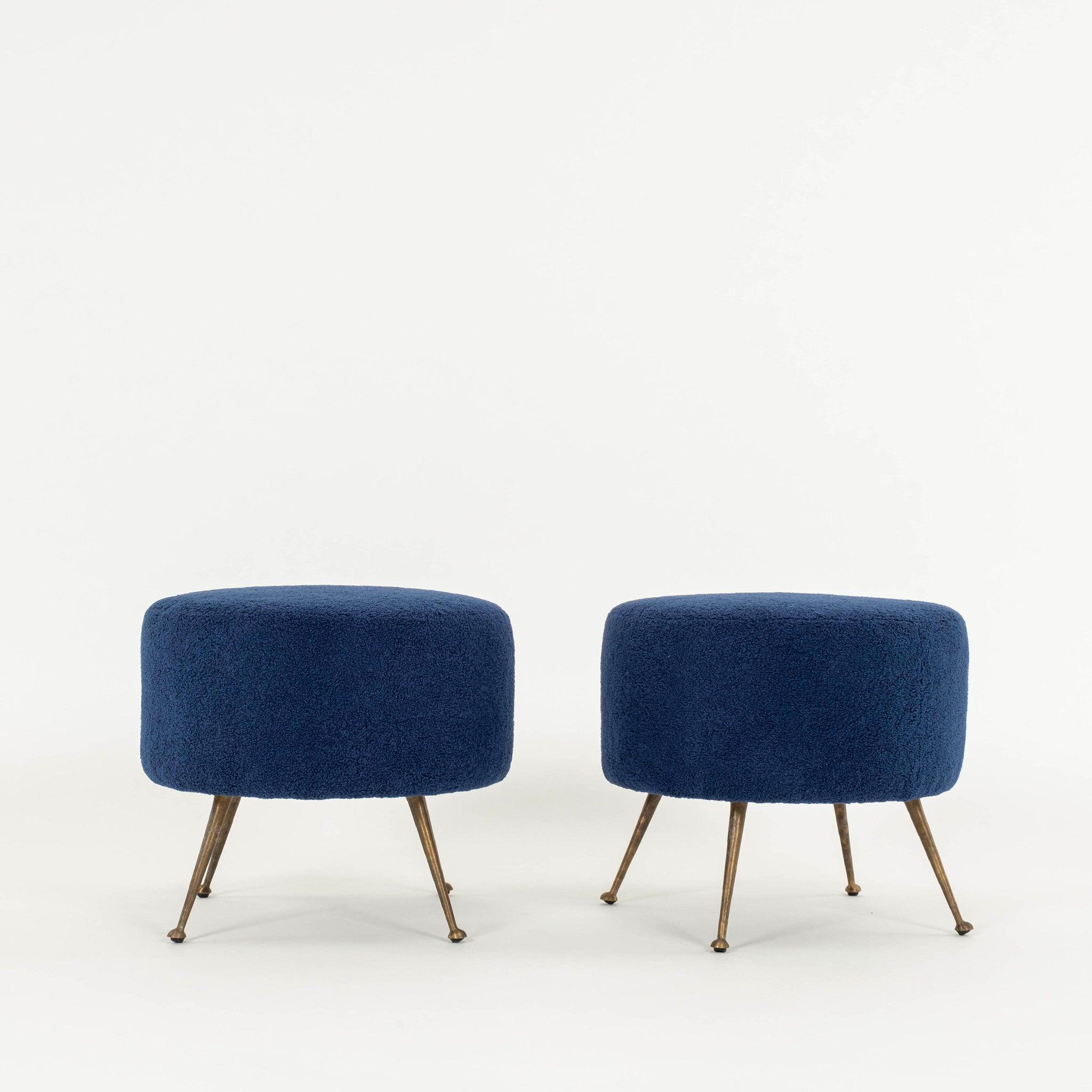Paire d'ottomans italiens des années 1960 de style Gio Ponti avec des pieds en laiton et une tapisserie en boucle bleue.