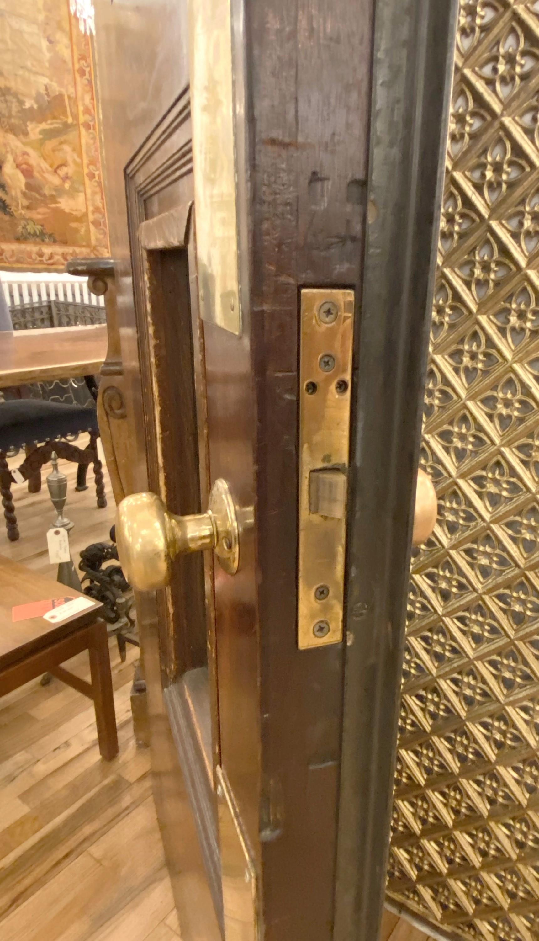 Par de puertas italianas de nogal macizo con cartela tallada a mano 94 x 66 en venta 5