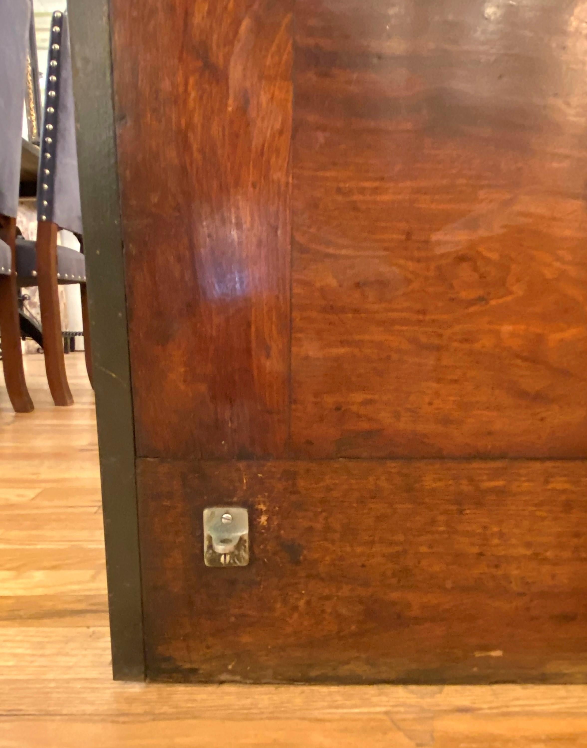 Paar italienische handgeschnitzte Kartuschen-Türen aus massivem Nussbaumholz 94 x 66 im Angebot 7