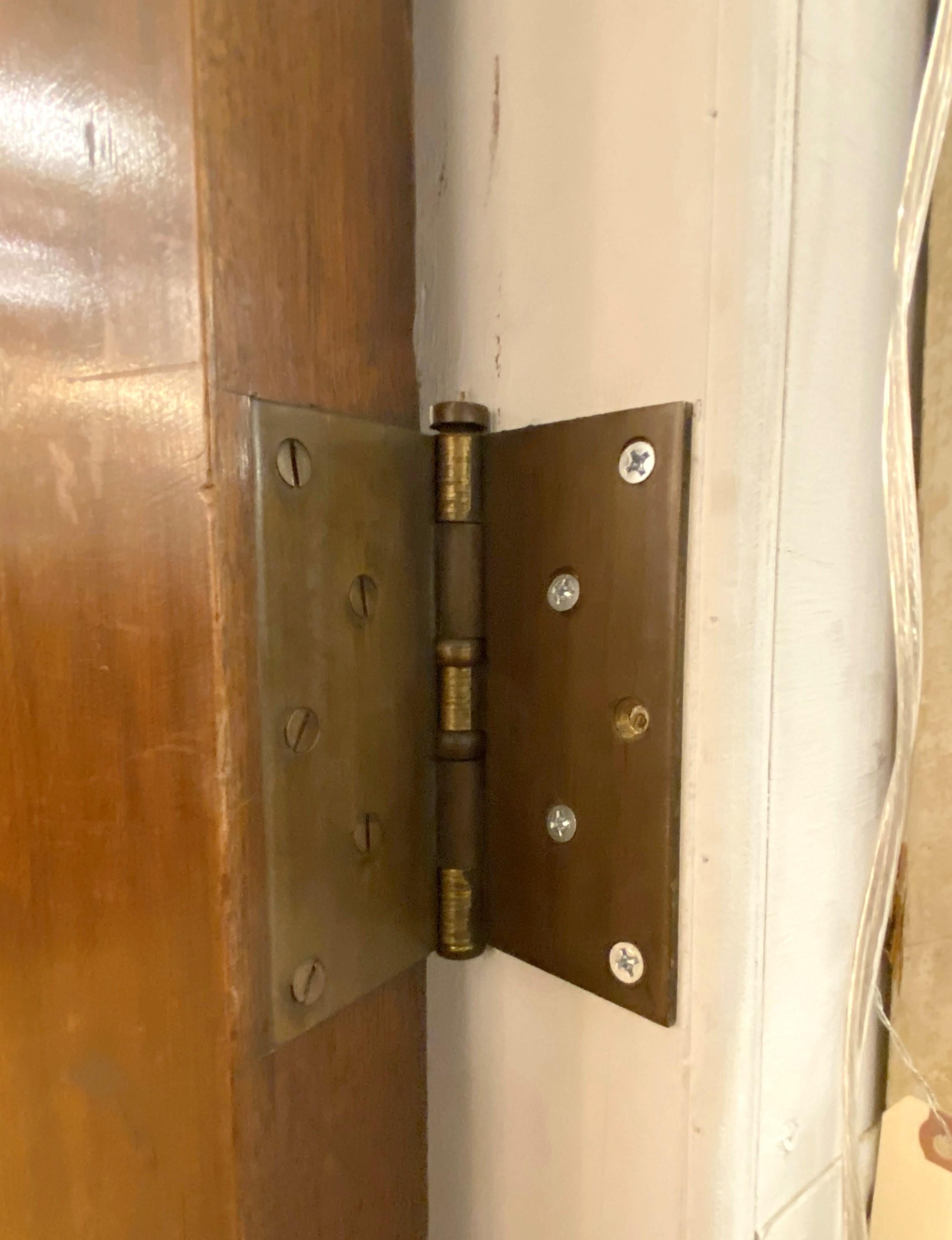 Par de puertas italianas de nogal macizo con cartela tallada a mano 94 x 66 en venta 9
