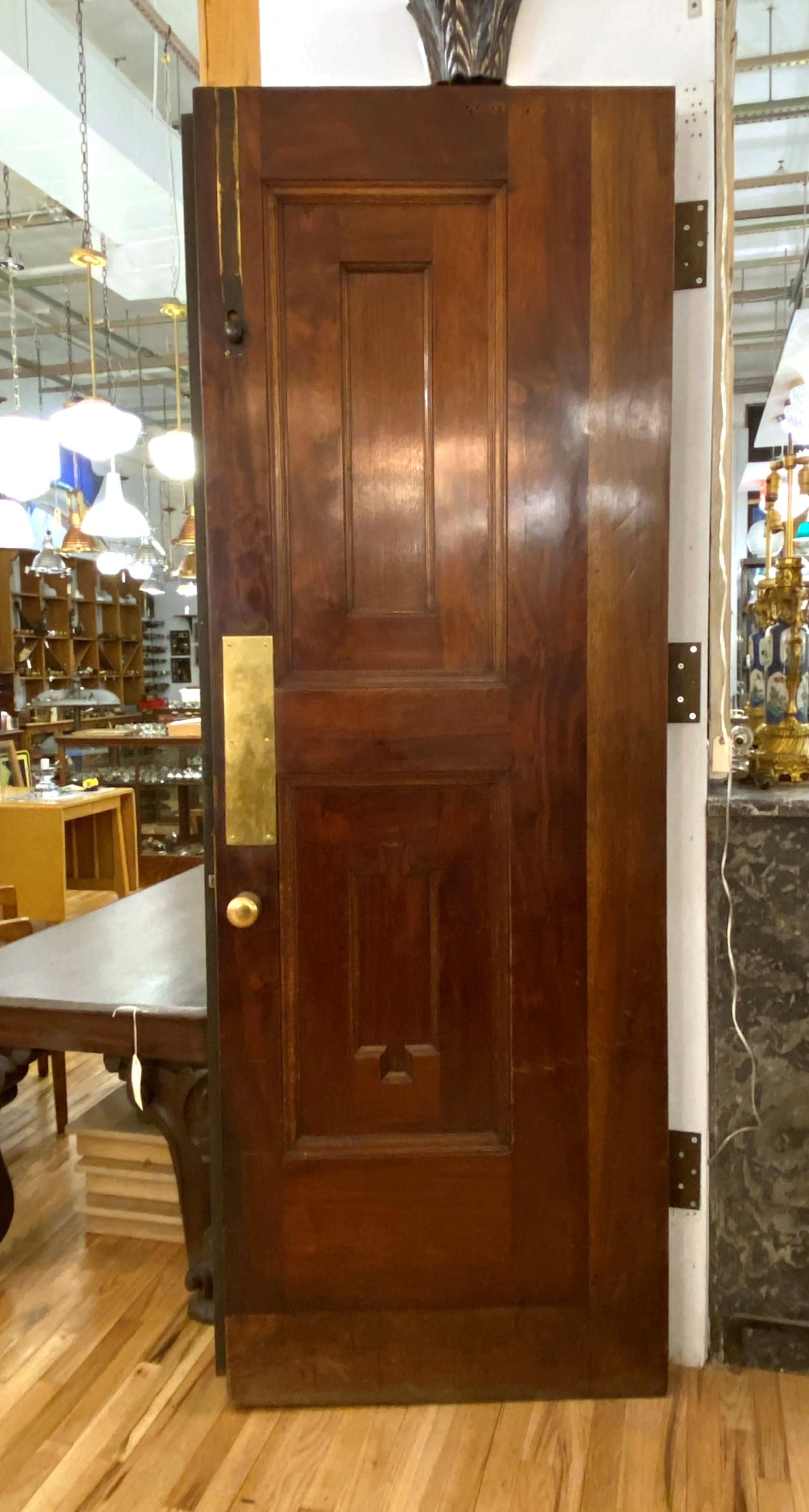 Paar italienische handgeschnitzte Kartuschen-Türen aus massivem Nussbaumholz 94 x 66 im Zustand „Gut“ im Angebot in New York, NY