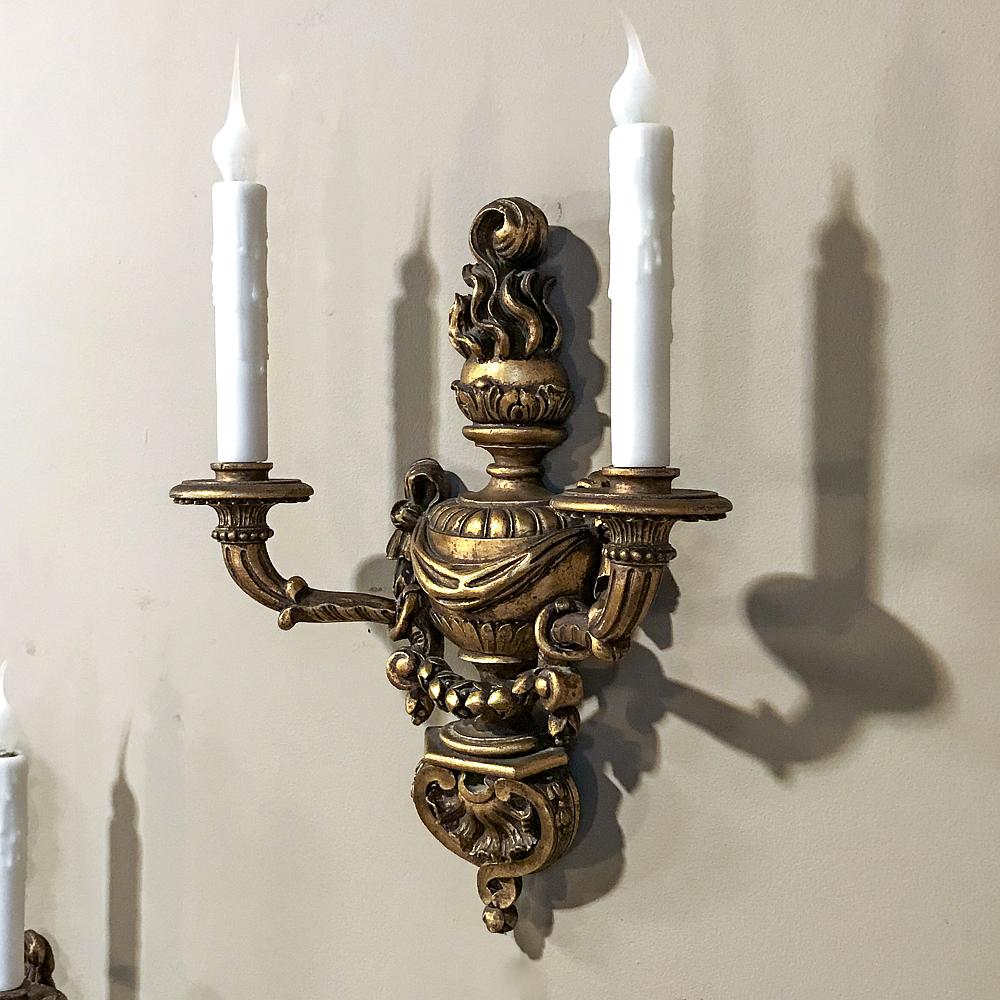 Paire d'appliques italiennes en bois doré Louis XVI sculptées à la main en vente 5