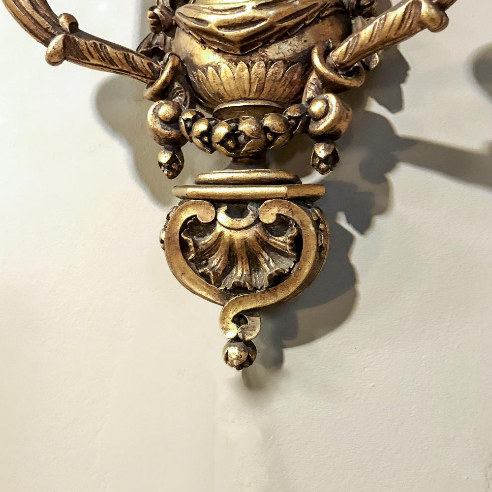 Paire d'appliques italiennes en bois doré Louis XVI sculptées à la main en vente 7