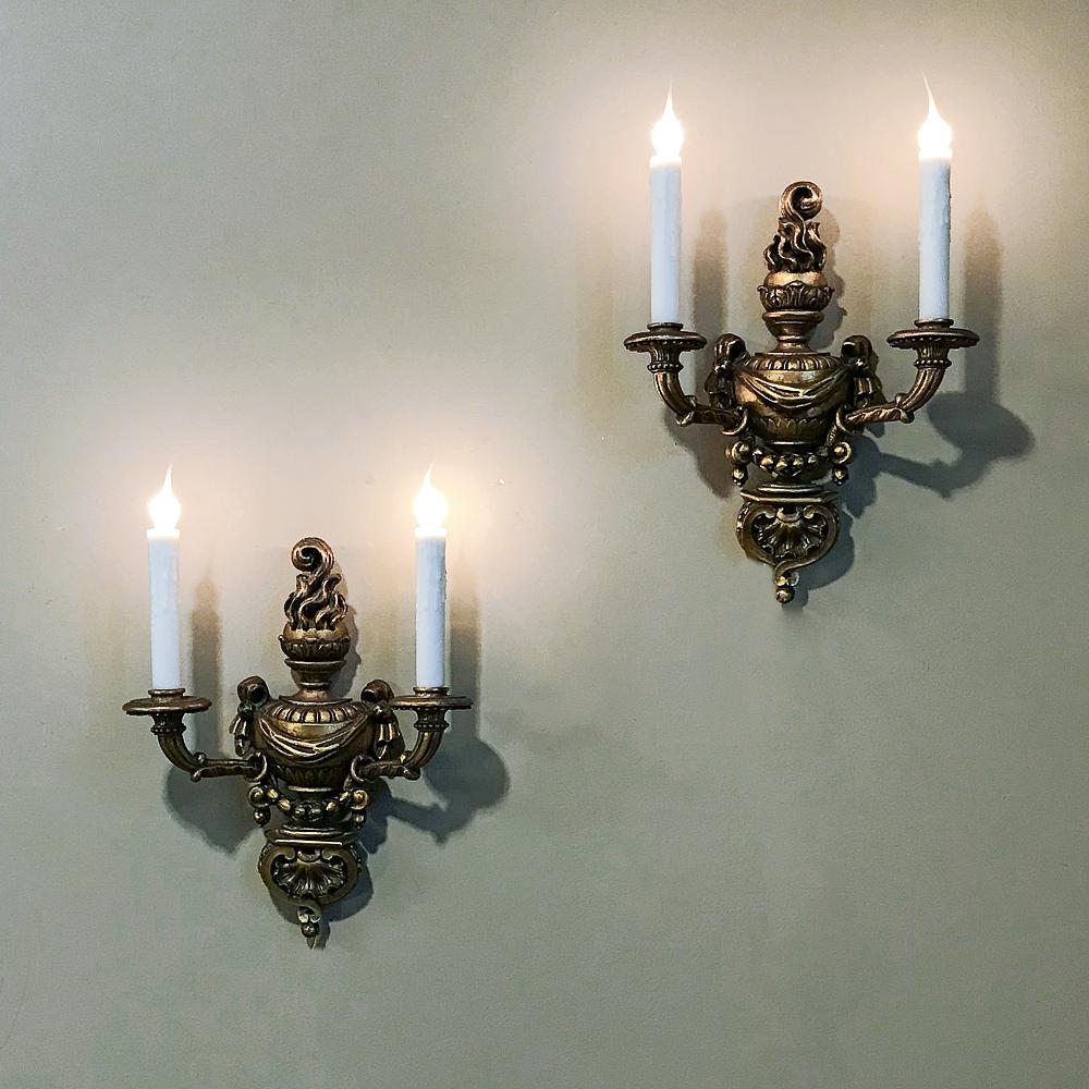 Paire d'appliques italiennes en bois doré Louis XVI sculptées et peintes à la main à la perfection, puis rehaussées d'or pour une touche d'opulence.
Nouvellement électrifié, inclus dans le prix,
vers le début des années 1900
Chacun mesure 16 H x