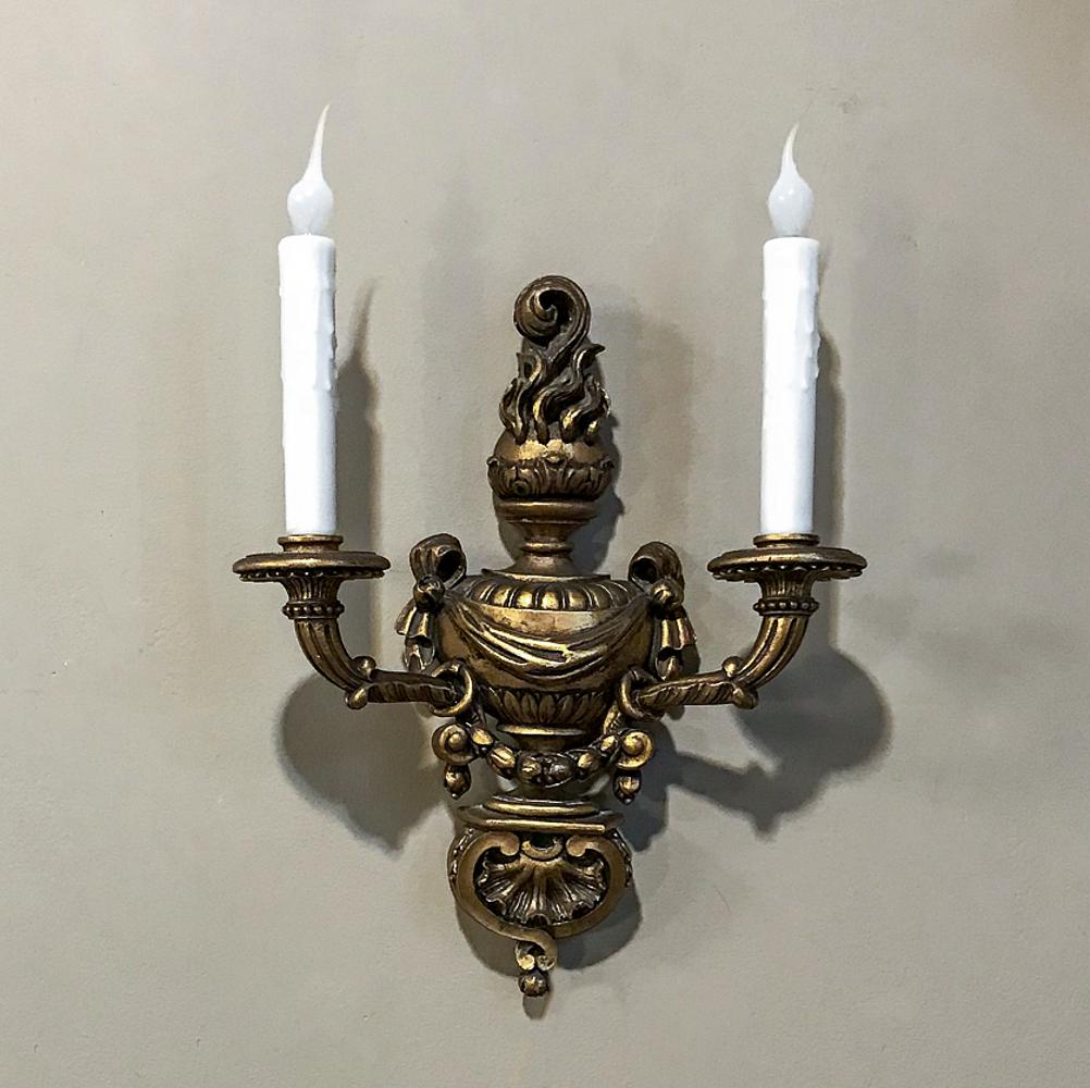 Bois doré Paire d'appliques italiennes en bois doré Louis XVI sculptées à la main en vente