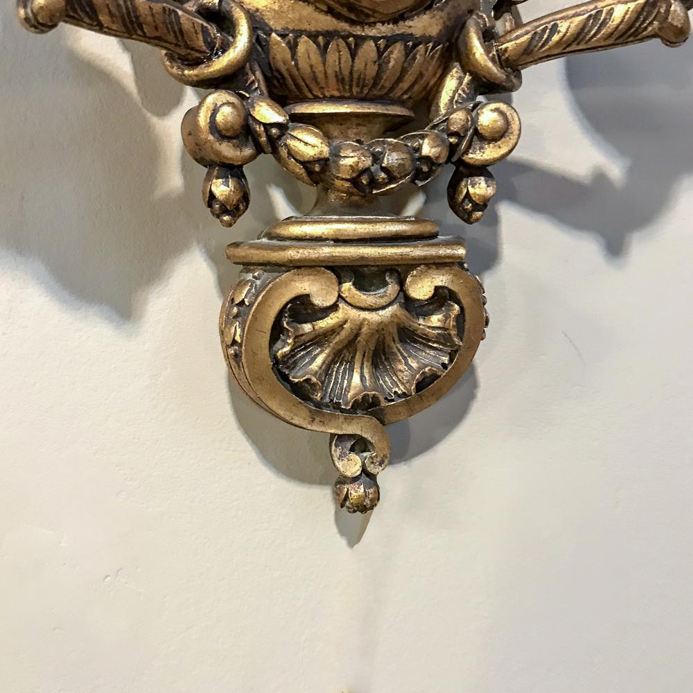 Paire d'appliques italiennes en bois doré Louis XVI sculptées à la main en vente 2