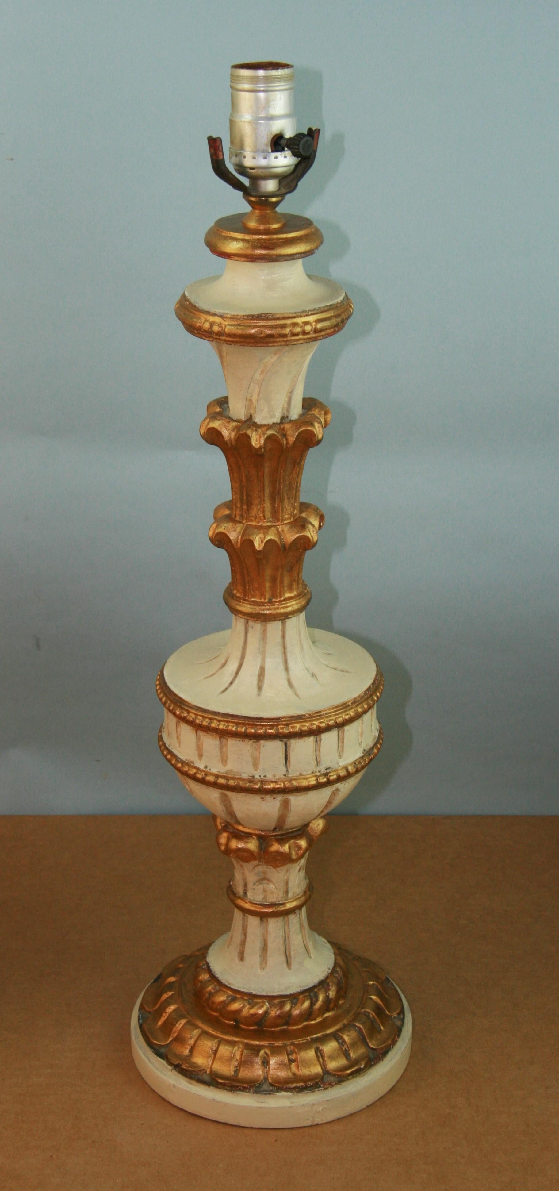 Paire de lampes italiennes en bois doré sculpté et peint, datant des années 1940 environ en vente 5