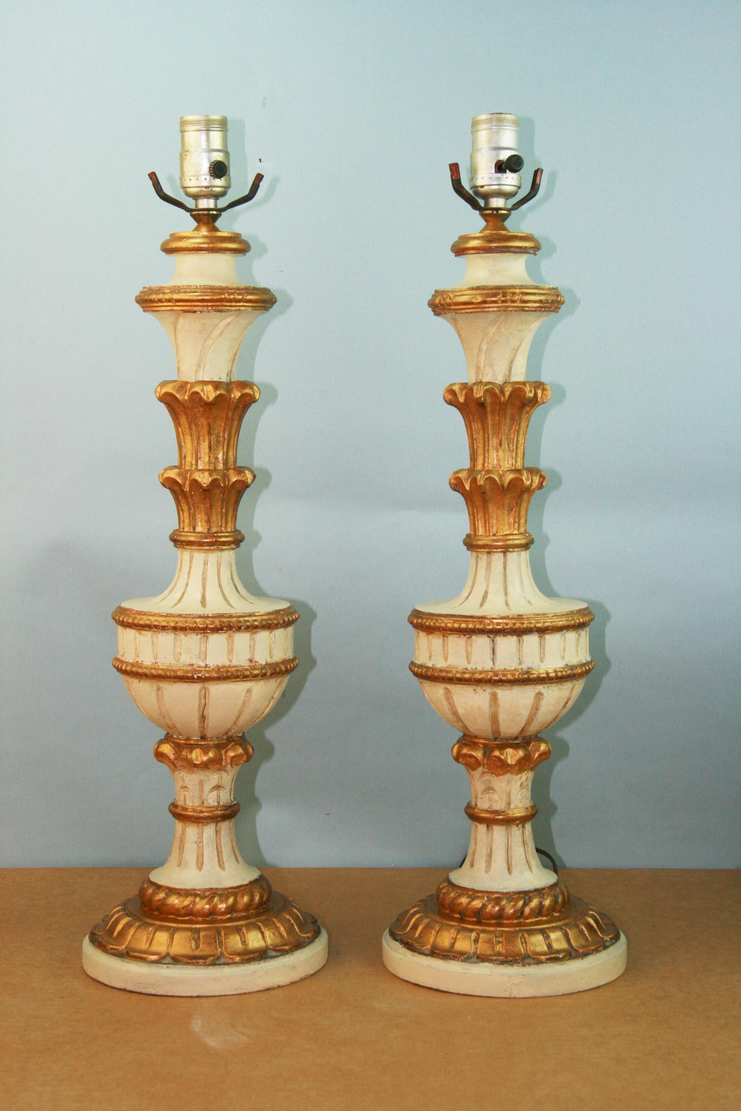 3-949 Paire de lampes italiennes en bois sculpté et doré 
Câblage d'origine en état de marche.
Egalement disponible une lampe en bois supplémentaire $850