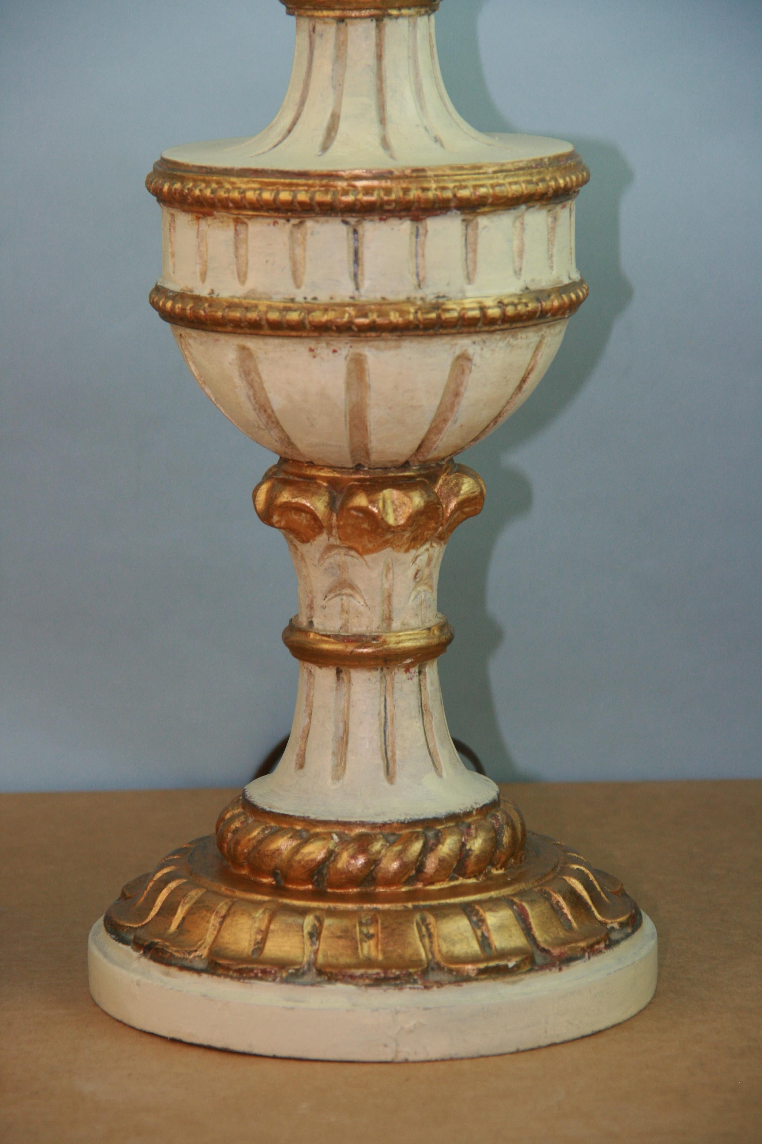 Milieu du XXe siècle Paire de lampes italiennes en bois doré sculpté et peint, datant des années 1940 environ en vente