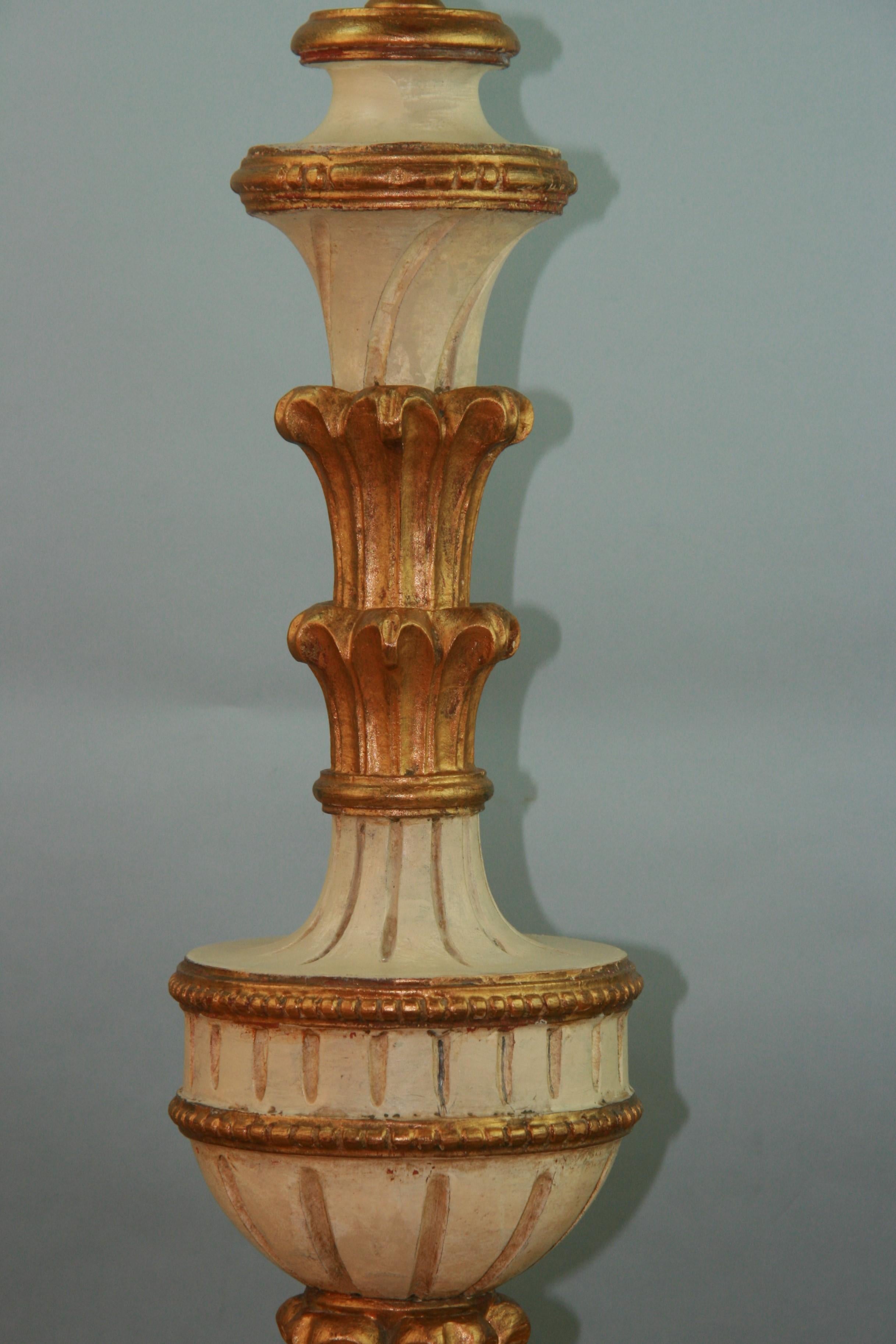 Paire de lampes italiennes en bois doré sculpté et peint, datant des années 1940 environ en vente 1