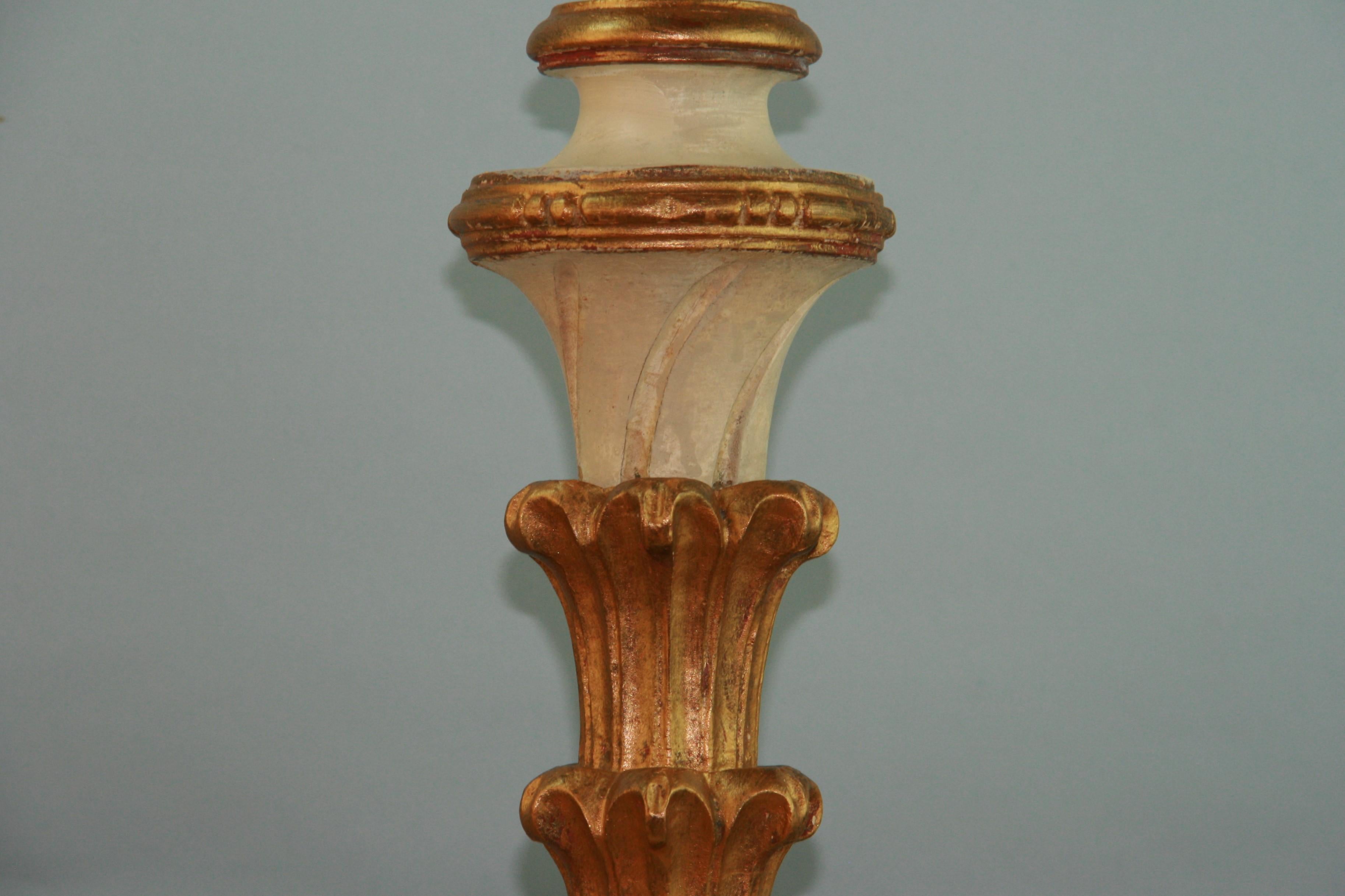 Paire de lampes italiennes en bois doré sculpté et peint, datant des années 1940 environ en vente 2