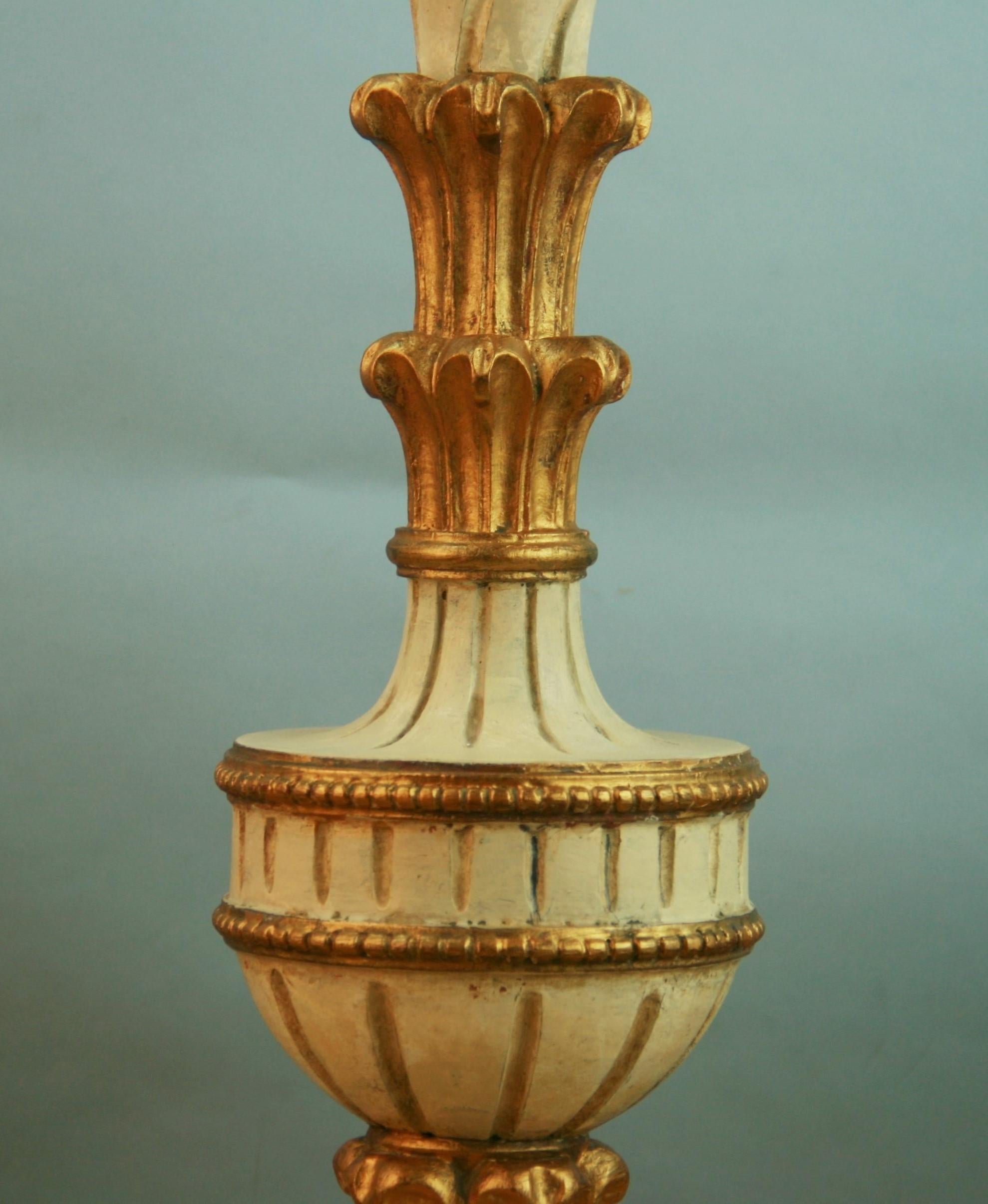 Paire de lampes italiennes en bois doré sculpté et peint, datant des années 1940 environ en vente 3