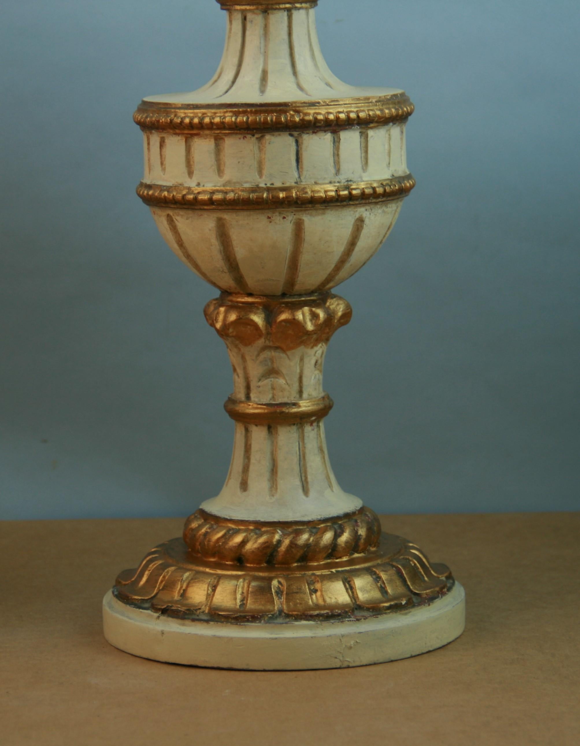 Paire de lampes italiennes en bois doré sculpté et peint, datant des années 1940 environ en vente 4