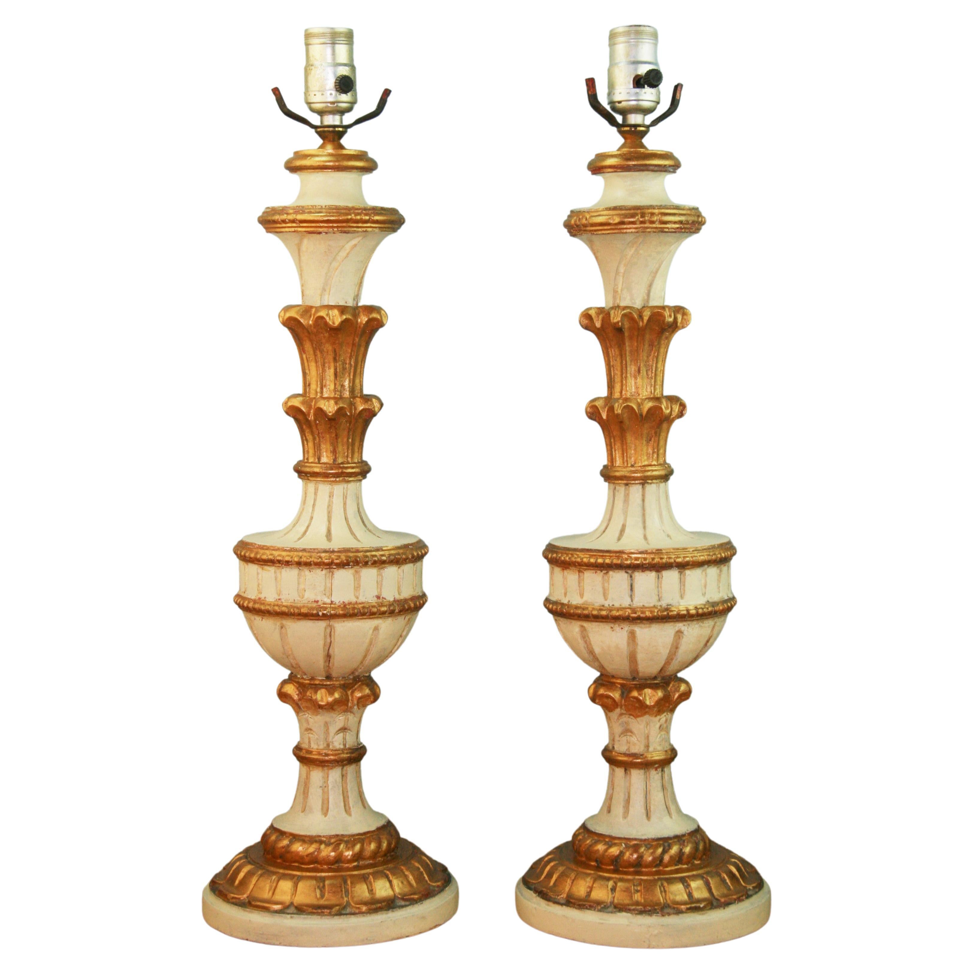 Paire de lampes italiennes en bois doré sculpté et peint, datant des années 1940 environ