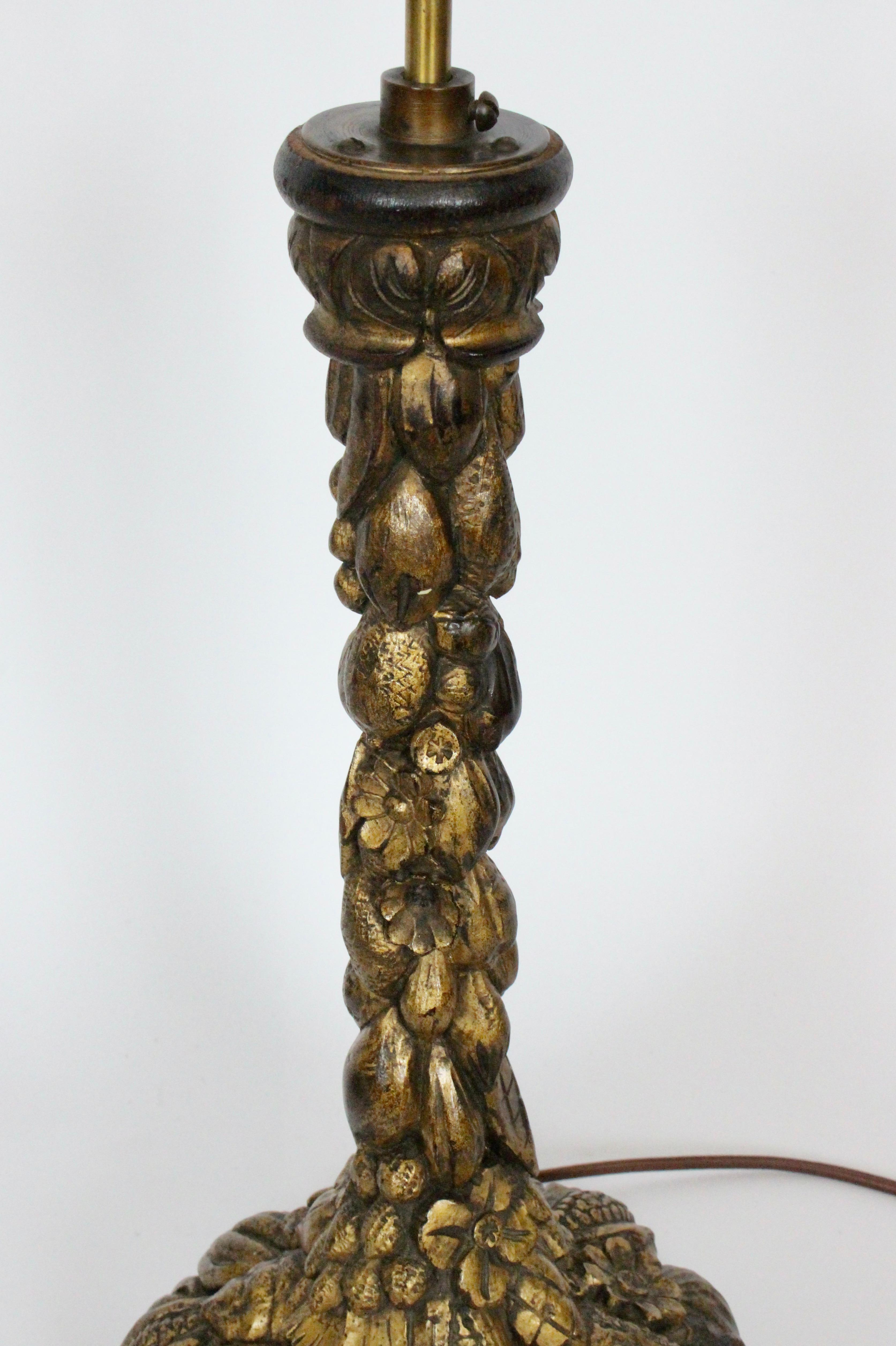 Paire de lampes de bureau italiennes en bois sculpté à la main et bronze doré, années 1920 en vente 3
