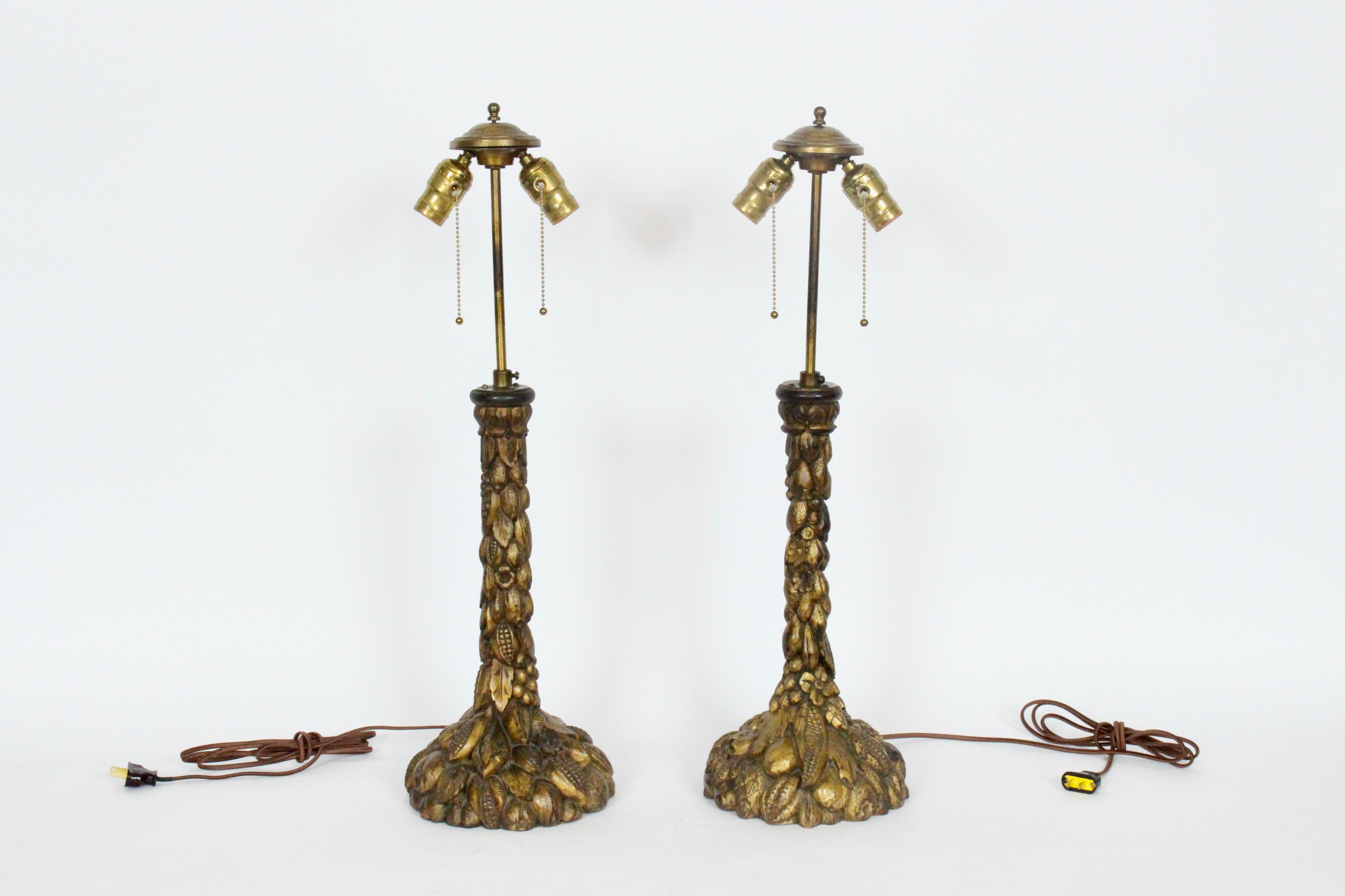 Hollywood Regency Paire de lampes de bureau italiennes en bois sculpté à la main et bronze doré, années 1920 en vente
