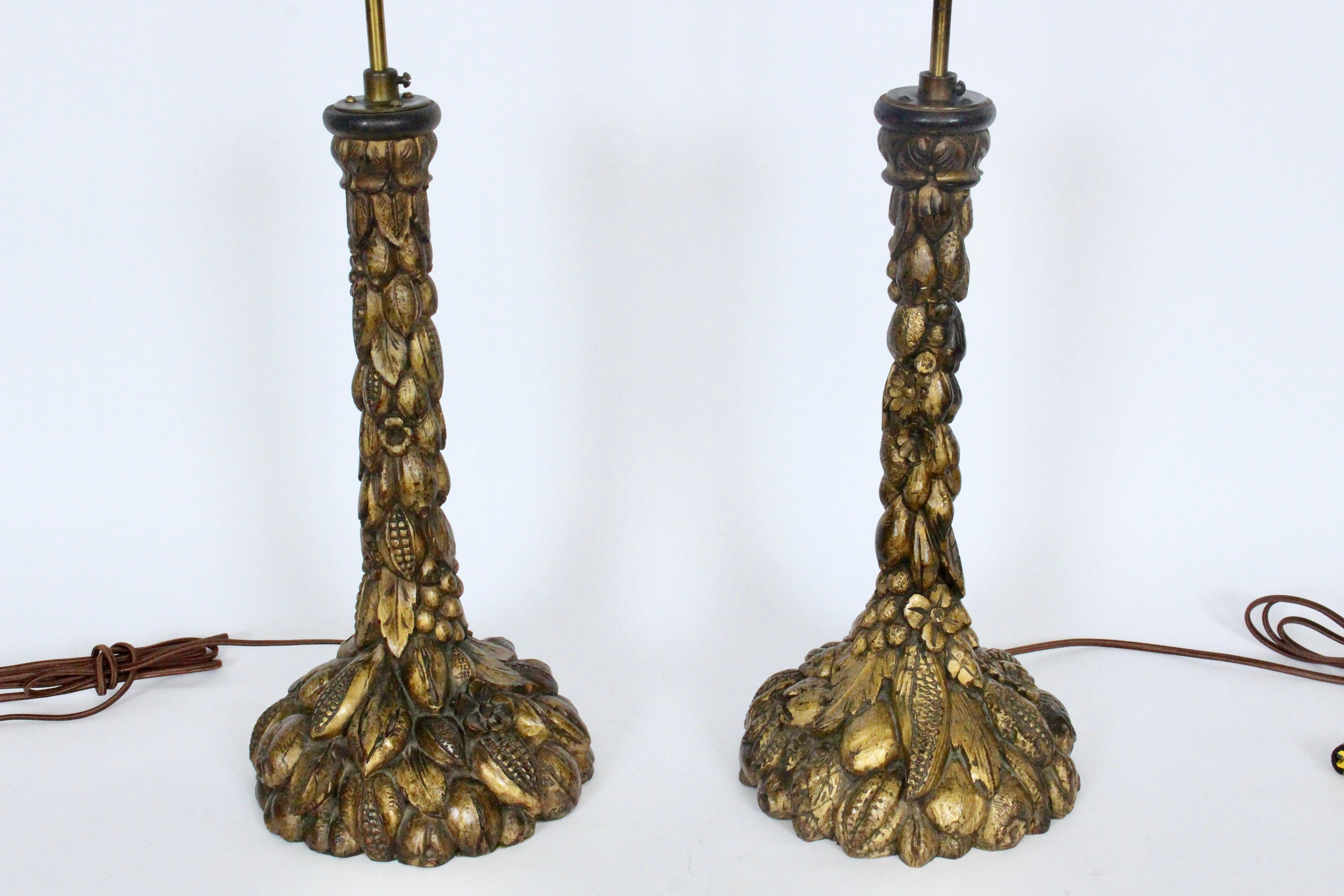 Bois Paire de lampes de bureau italiennes en bois sculpté à la main et bronze doré, années 1920 en vente
