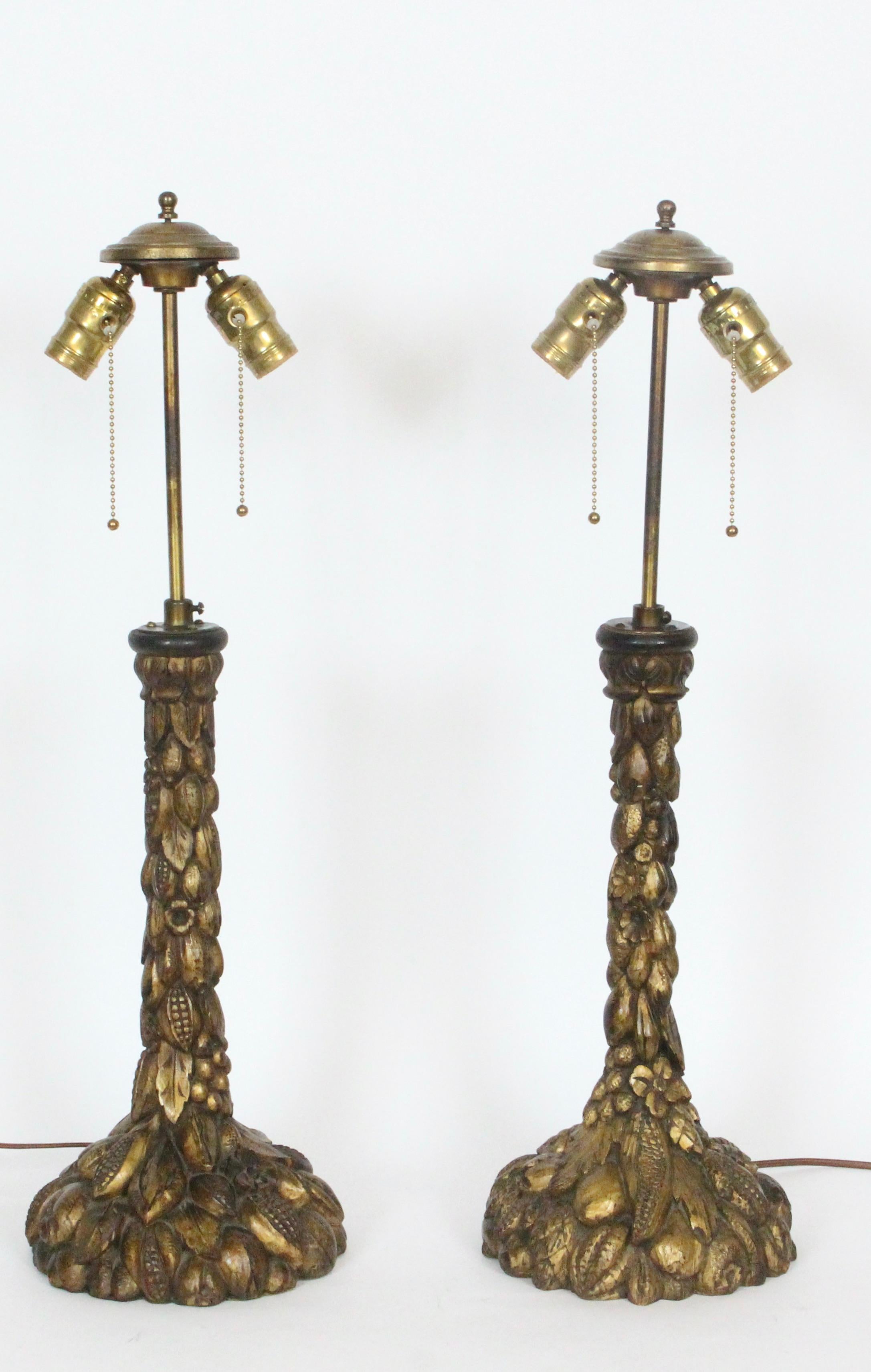 Paire de lampes de bureau italiennes en bois sculpté à la main et bronze doré, années 1920 en vente 1