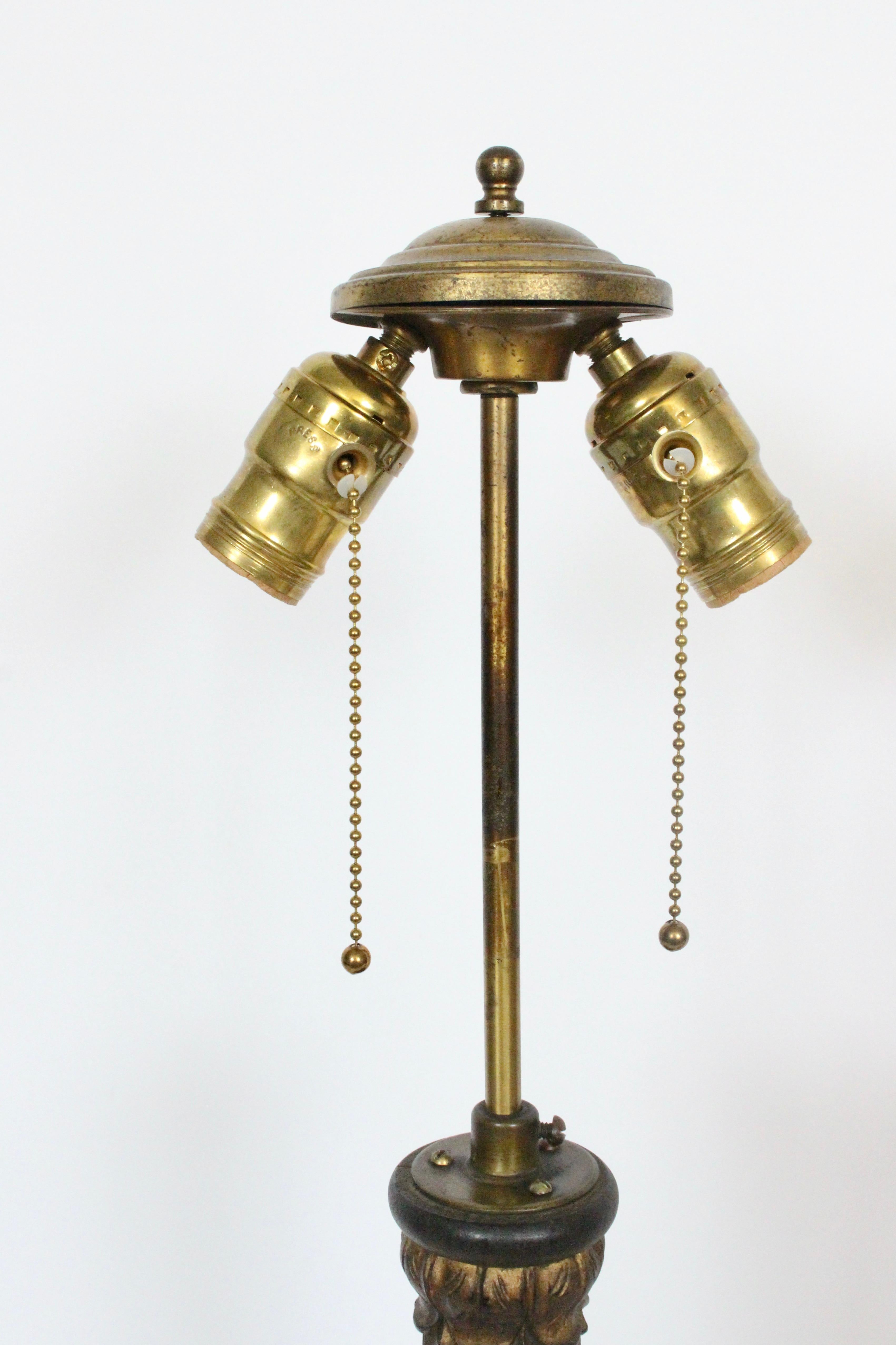 Paire de lampes de bureau italiennes en bois sculpté à la main et bronze doré, années 1920 en vente 2