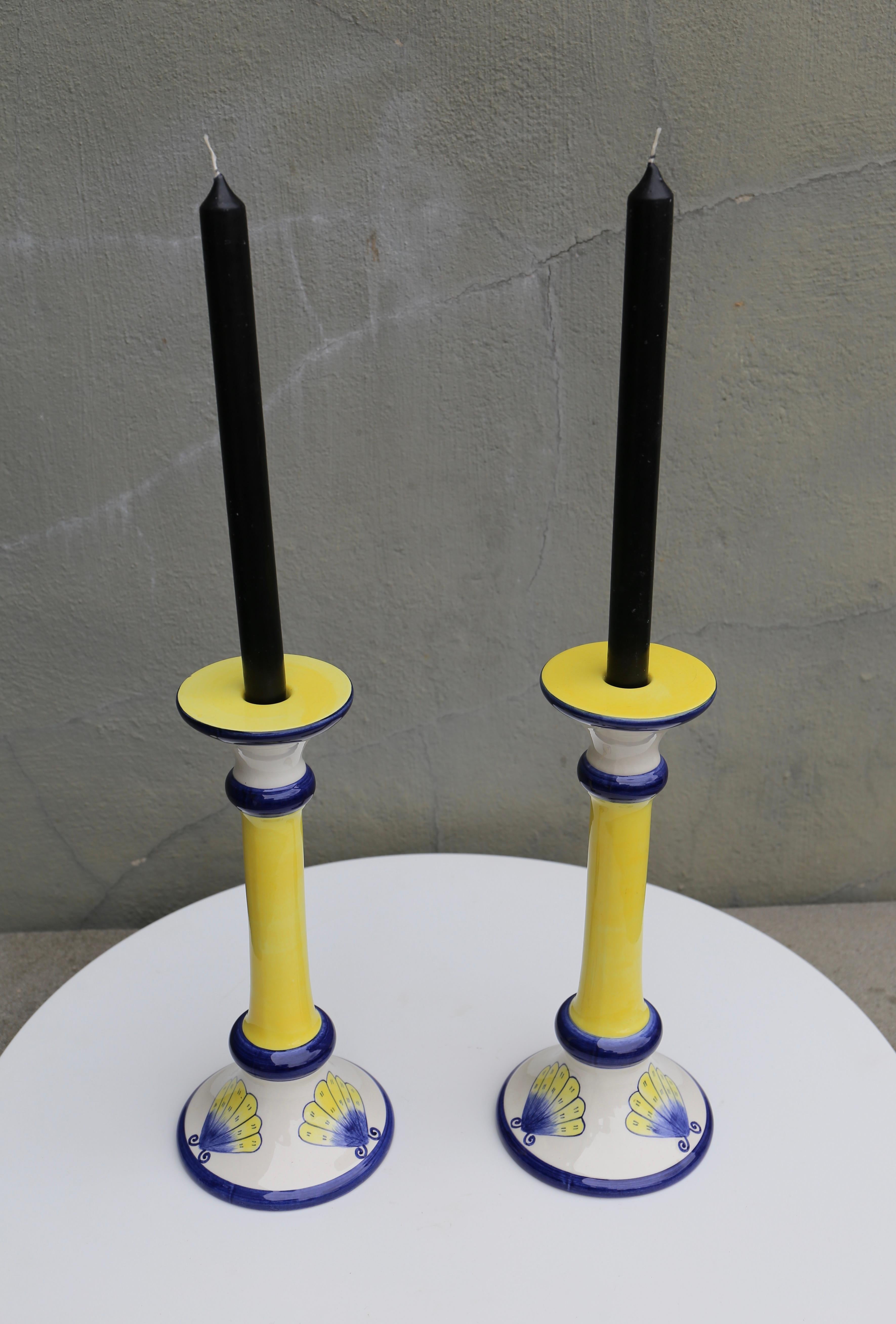 Coppia di candelabri italiani in porcellana dipinti a mano a forma di farfalla in vendita 2